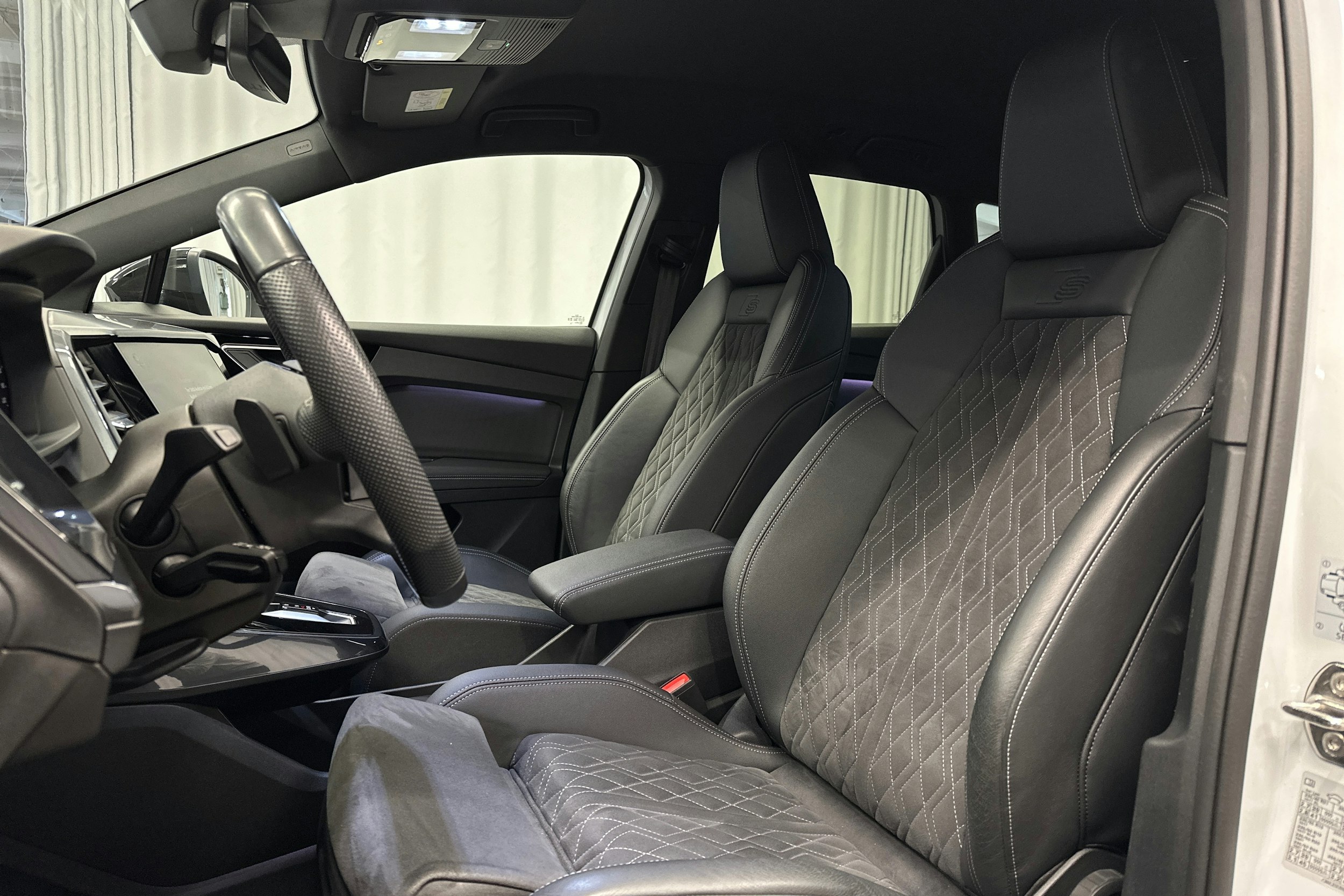 valkoinen Audi Q4 e-tron 2023 kuva 14.