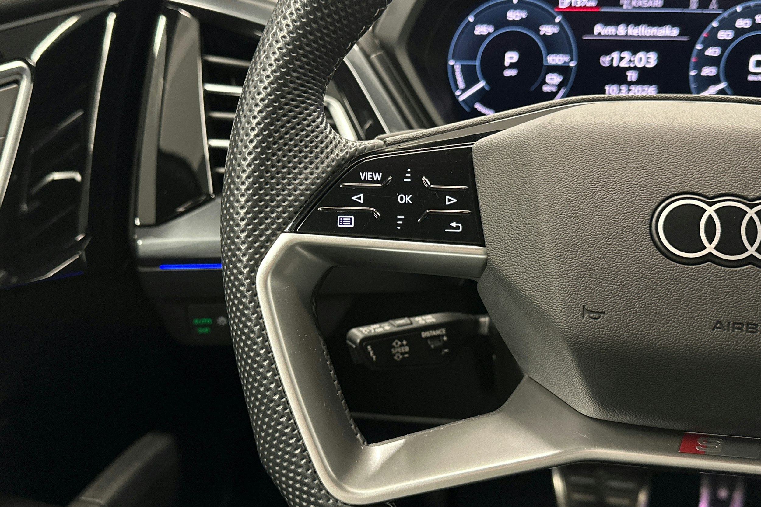 valkoinen Audi Q4 e-tron 2023 kuva 17.