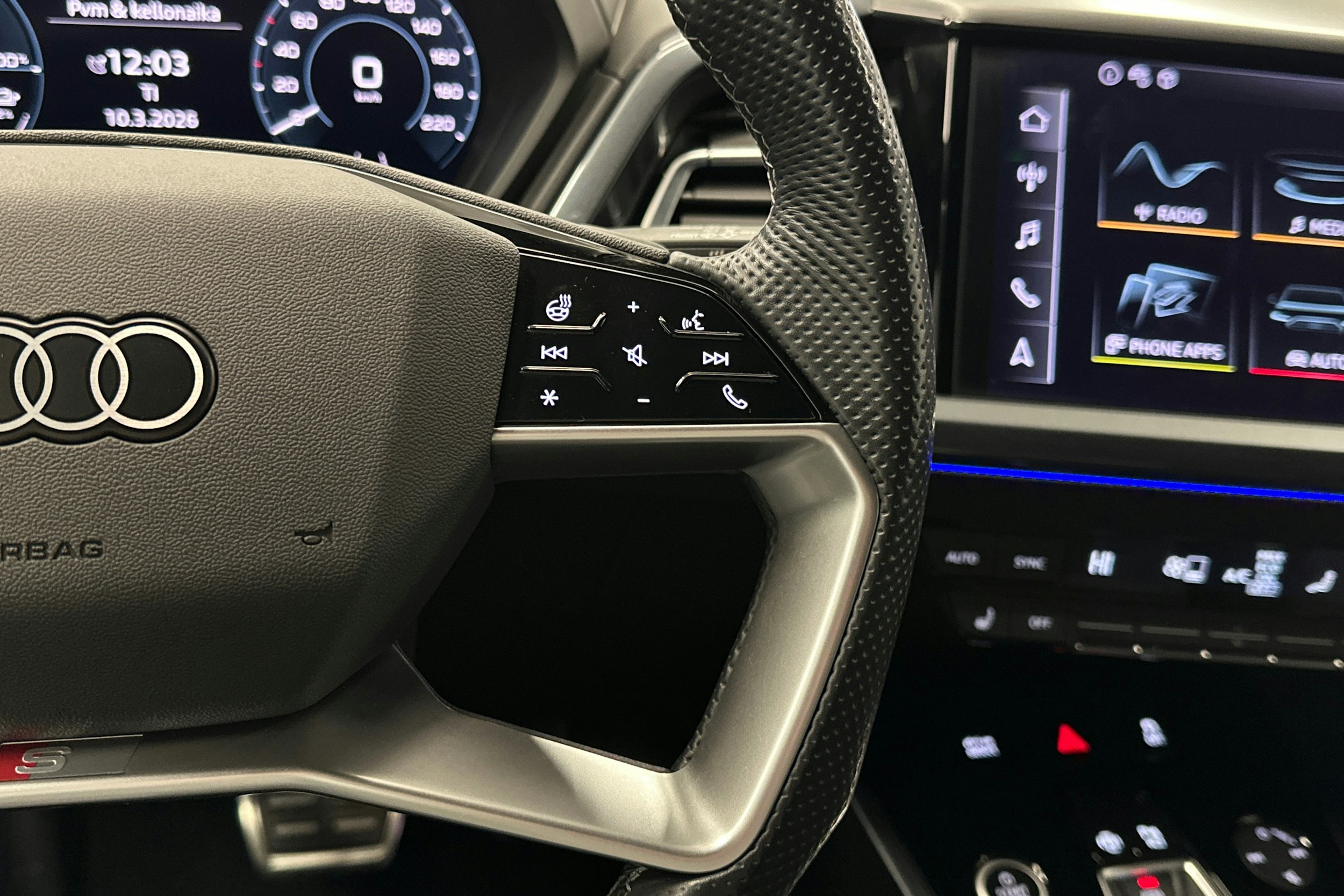 valkoinen Audi Q4 e-tron 2023 kuva 18.