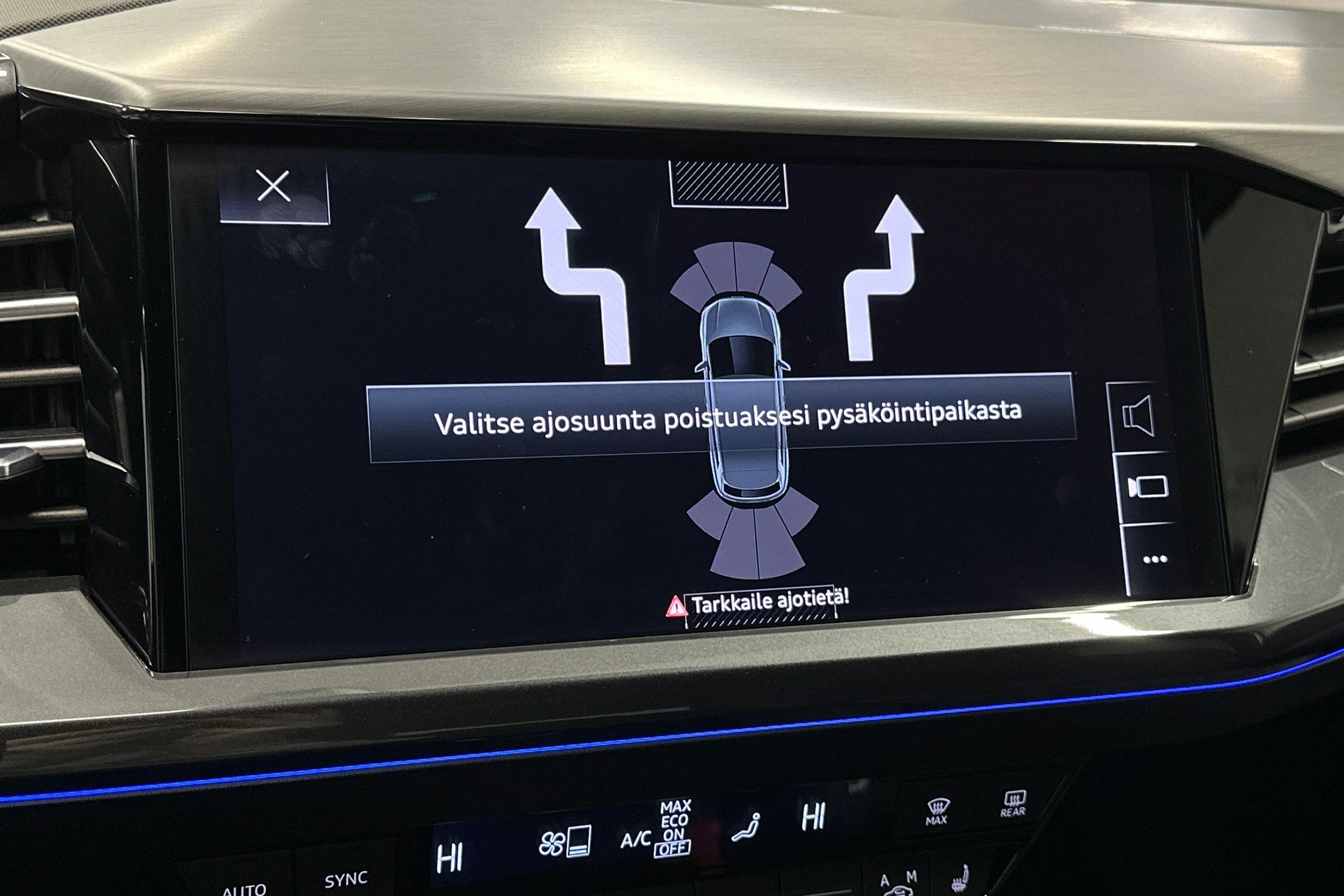 valkoinen Audi Q4 e-tron 2023 kuva 32.