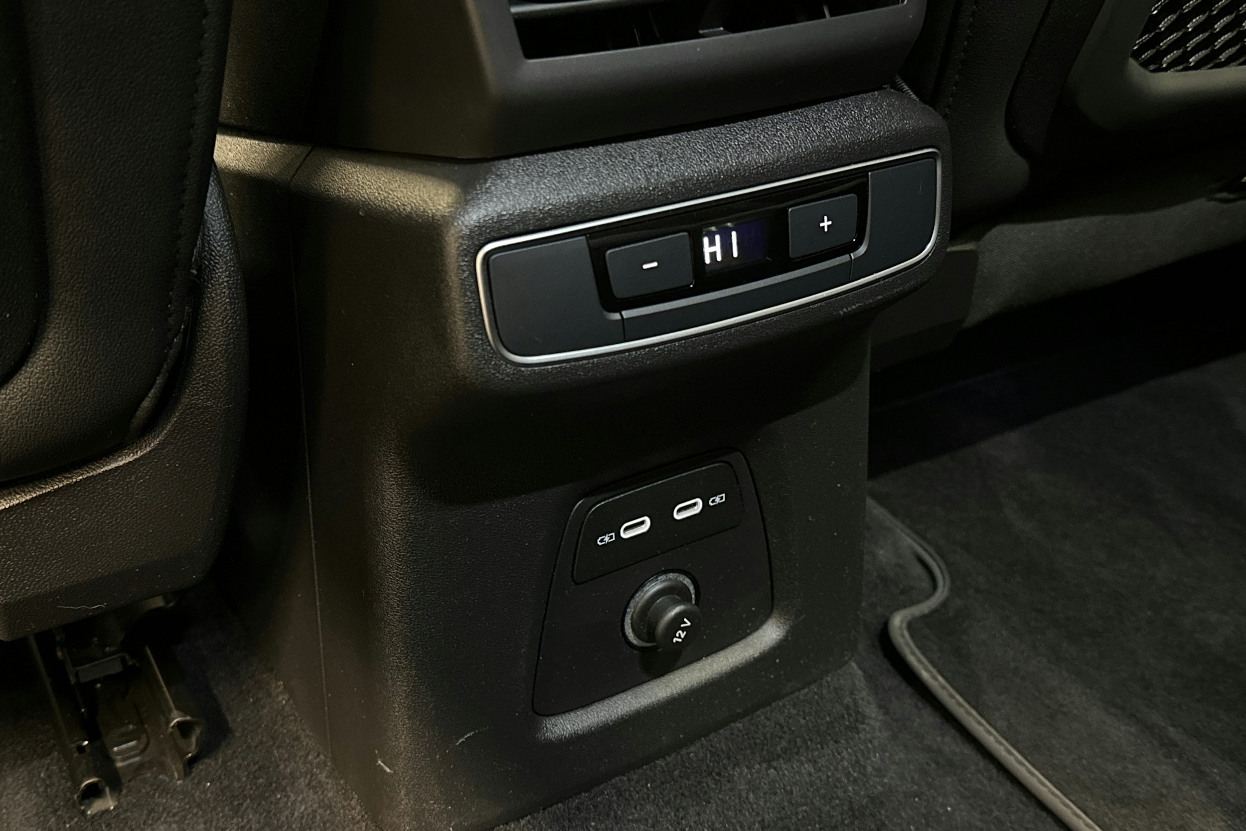 valkoinen Audi Q4 e-tron 2023 kuva 34.