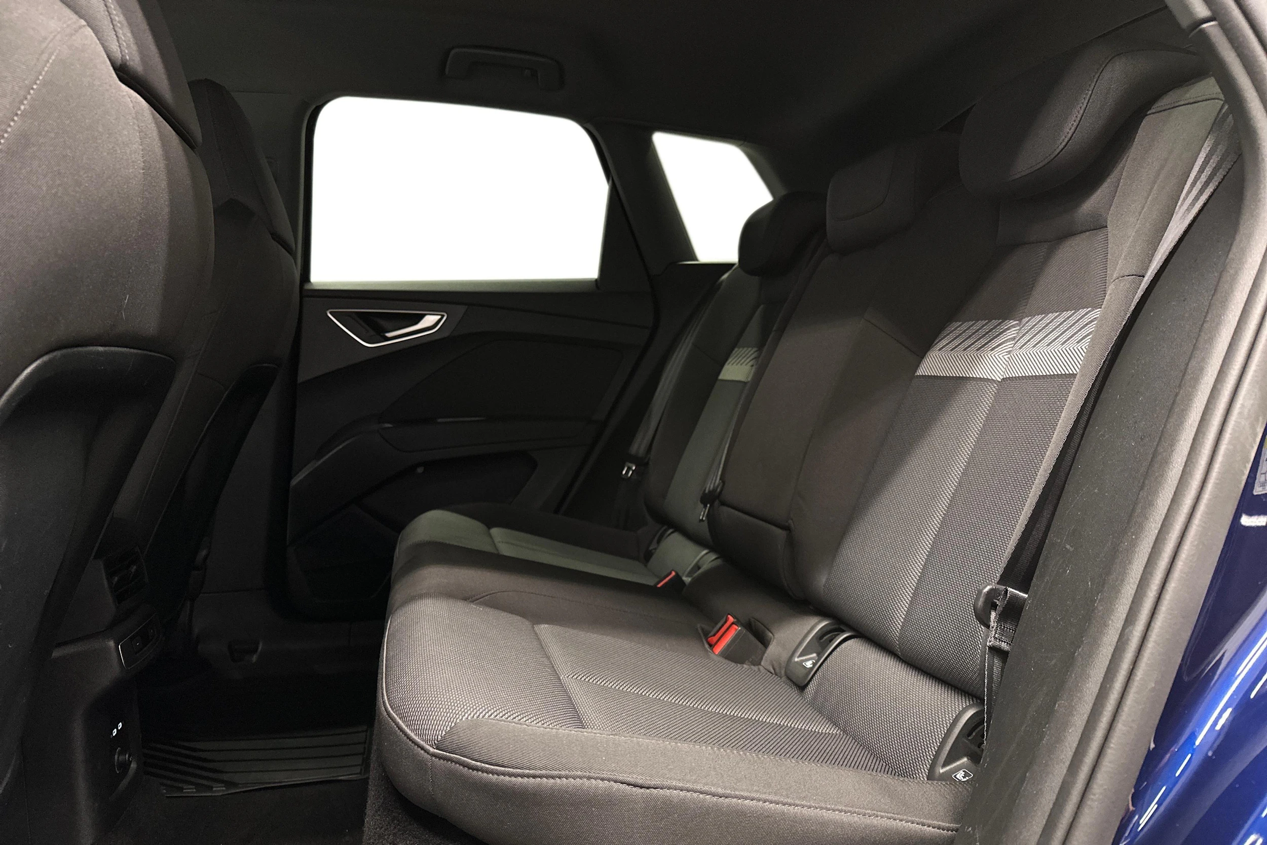 sininen Audi Q4 e-tron 2023 kuva 8.