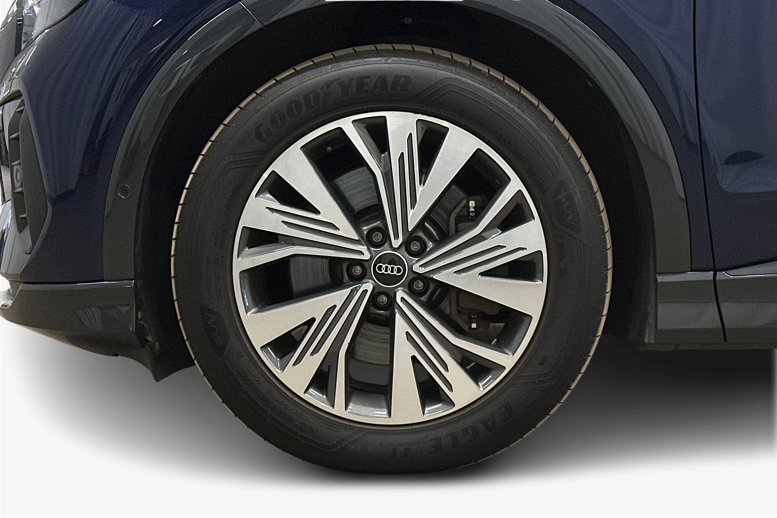 sininen Audi Q4 e-tron 2023 kuva 9.