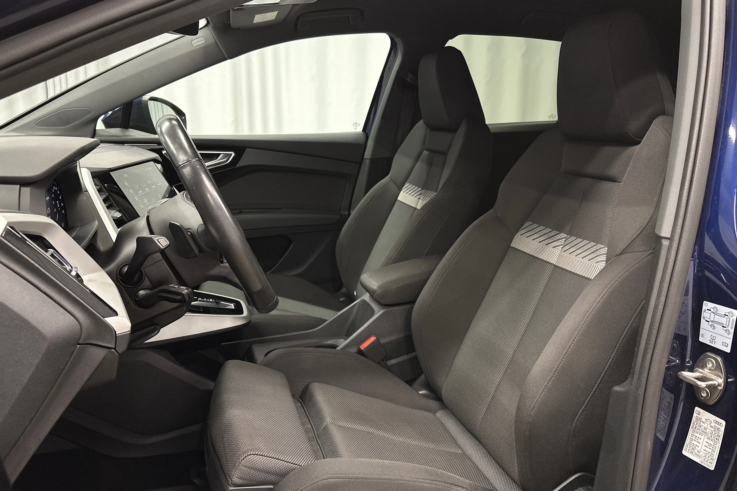 sininen Audi Q4 e-tron 2023 kuva 14.