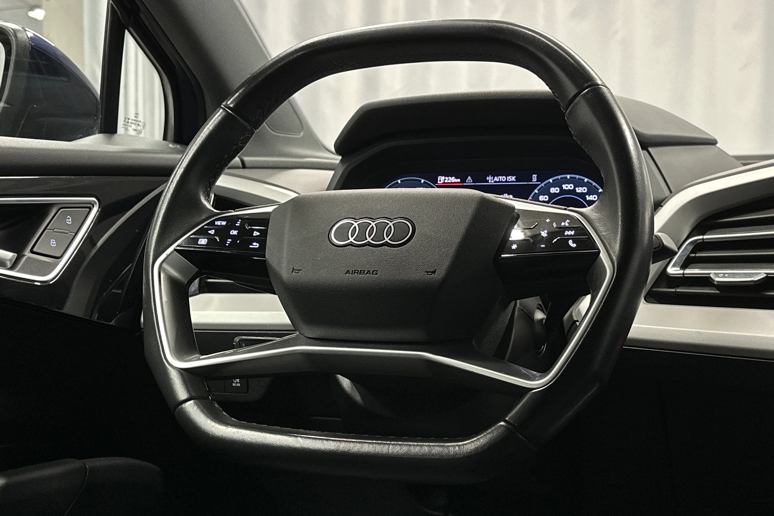 sininen Audi Q4 e-tron 2023 kuva 15.