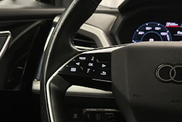 sininen Audi Q4 e-tron 2023 kuva 16.