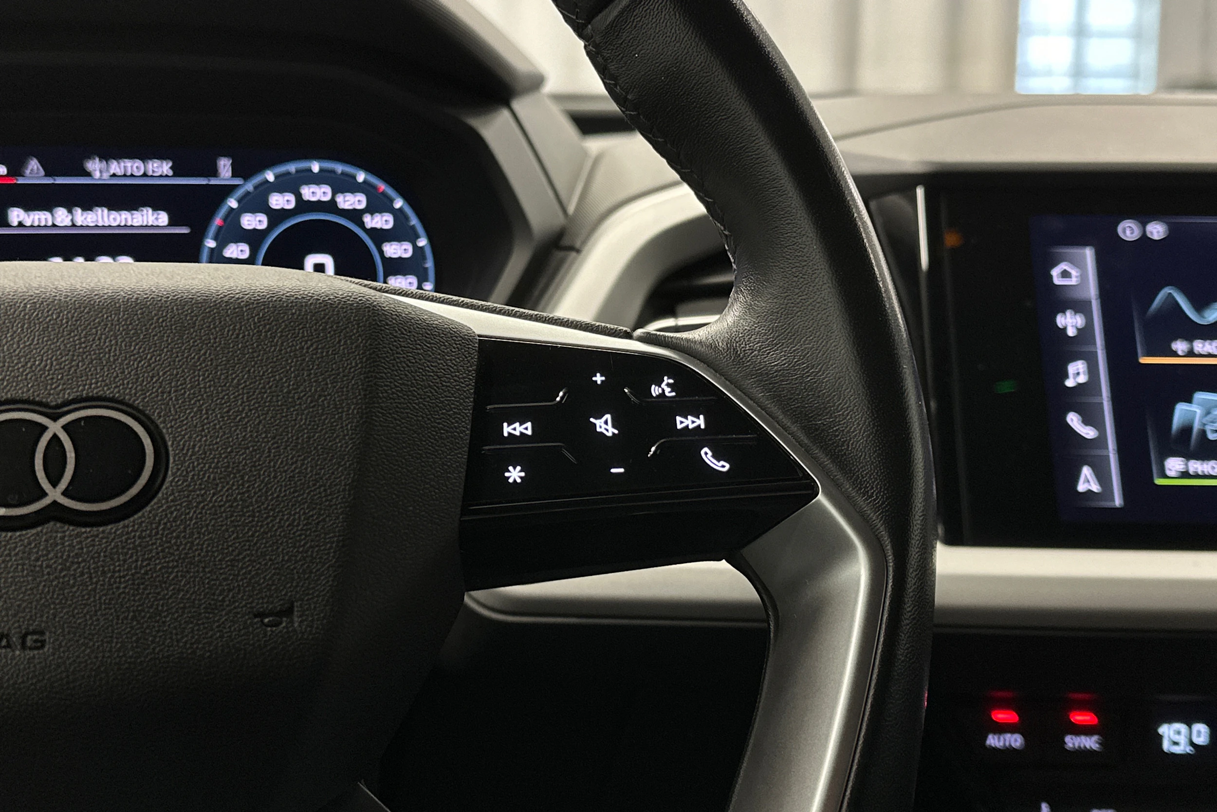 sininen Audi Q4 e-tron 2023 kuva 17.