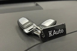 sininen Audi Q4 e-tron 2023 kuva 26.