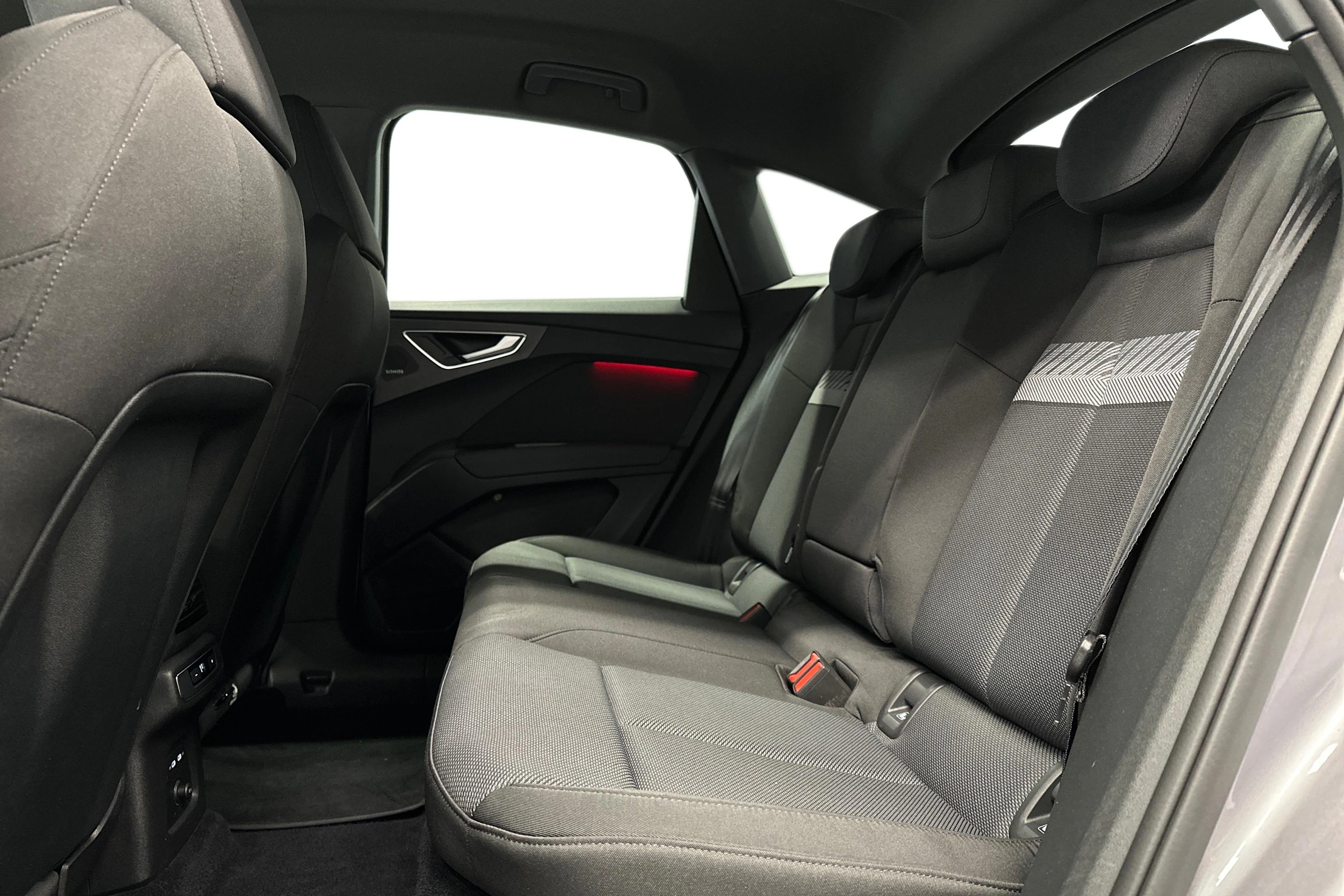 harmaa Audi Q4 e-tron 2023 kuva 11.