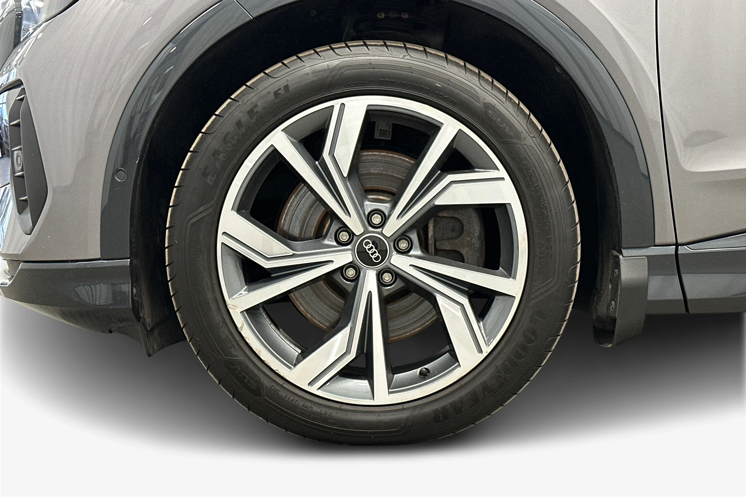 harmaa Audi Q4 e-tron 2023 kuva 12.