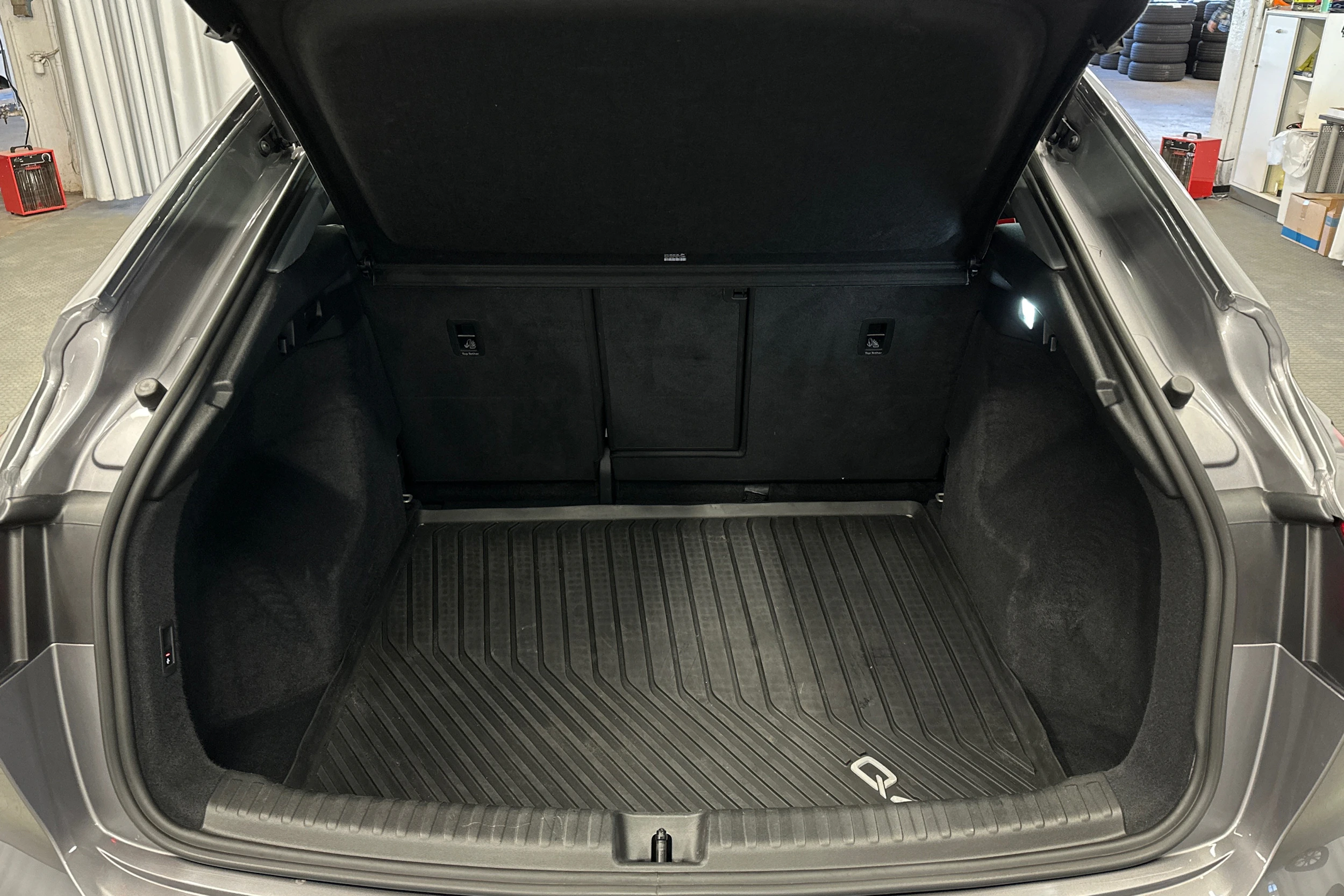 harmaa Audi Q4 e-tron 2023 kuva 15.