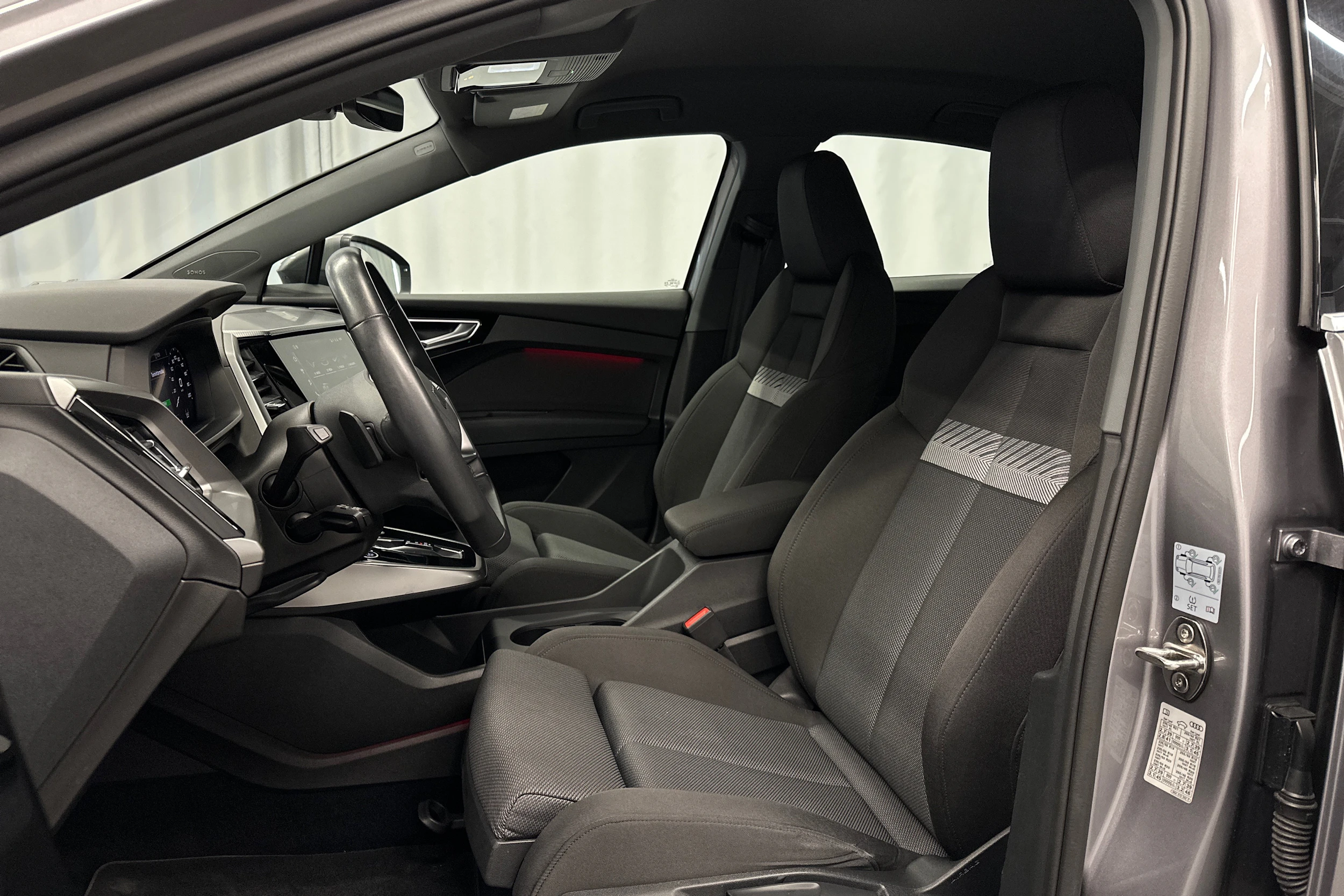 harmaa Audi Q4 e-tron 2023 kuva 19.