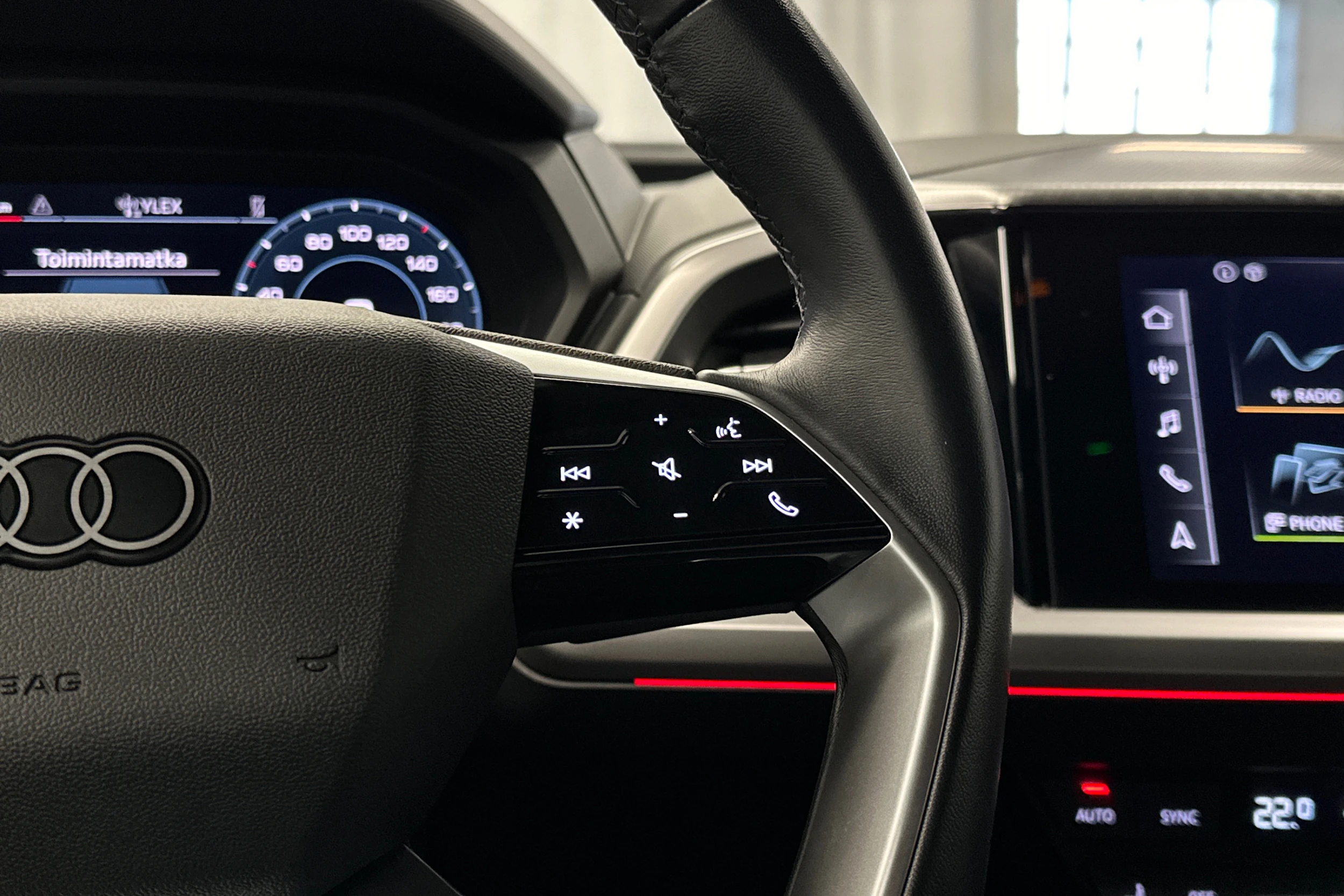 harmaa Audi Q4 e-tron 2023 kuva 22.