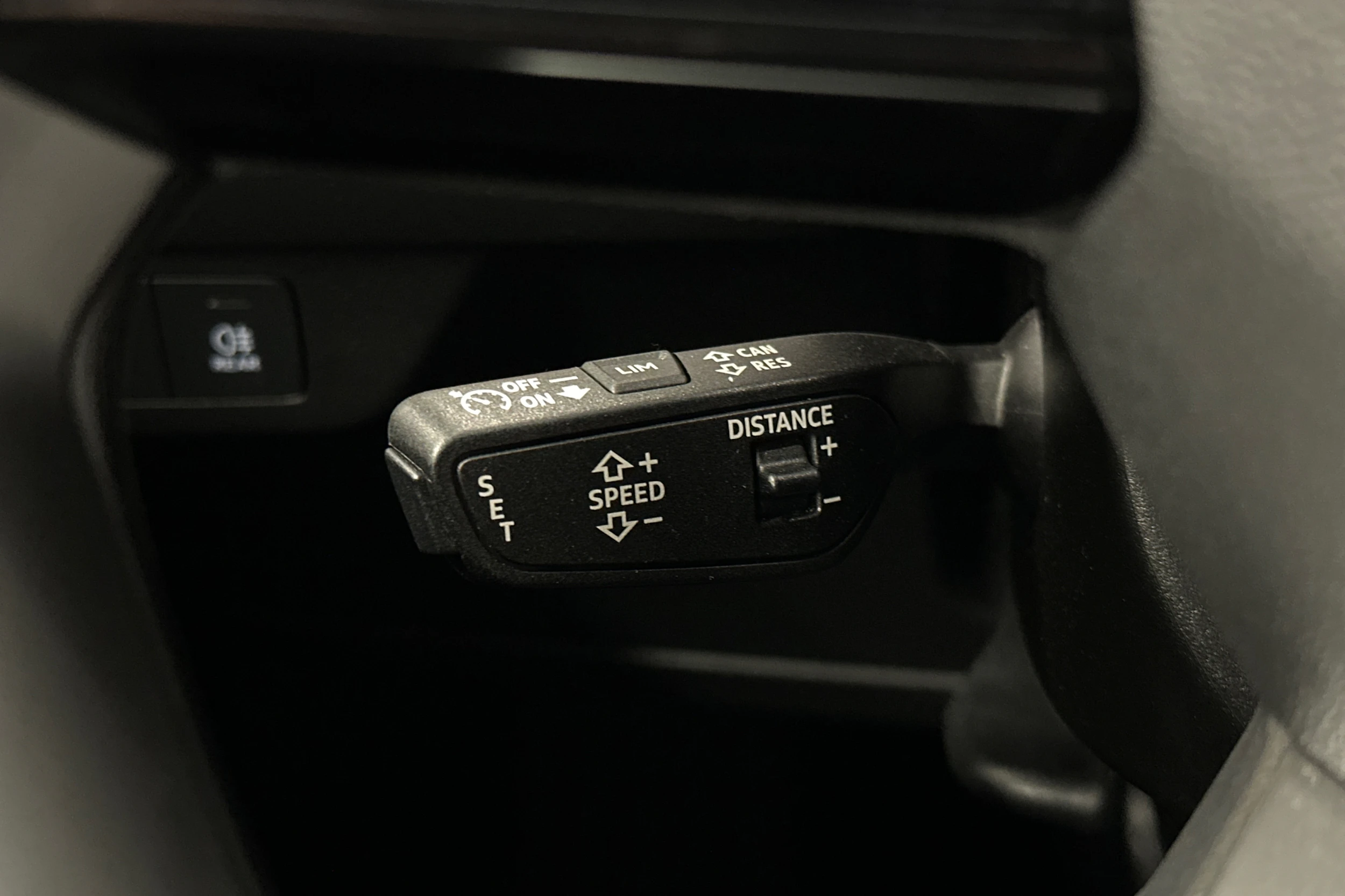 harmaa Audi Q4 e-tron 2023 kuva 23.