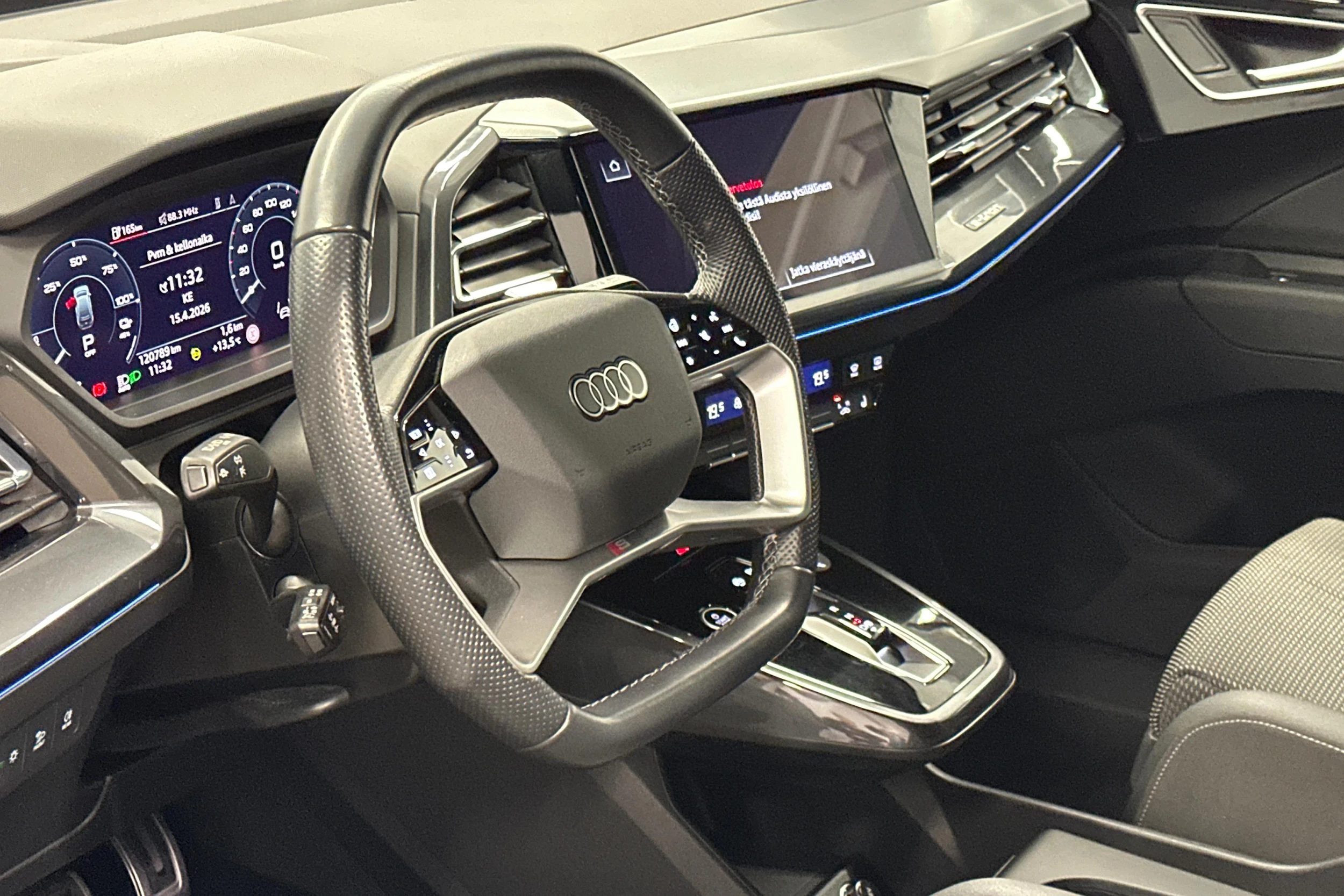 harmaa Audi Q4 e-tron 2023 kuva 8.