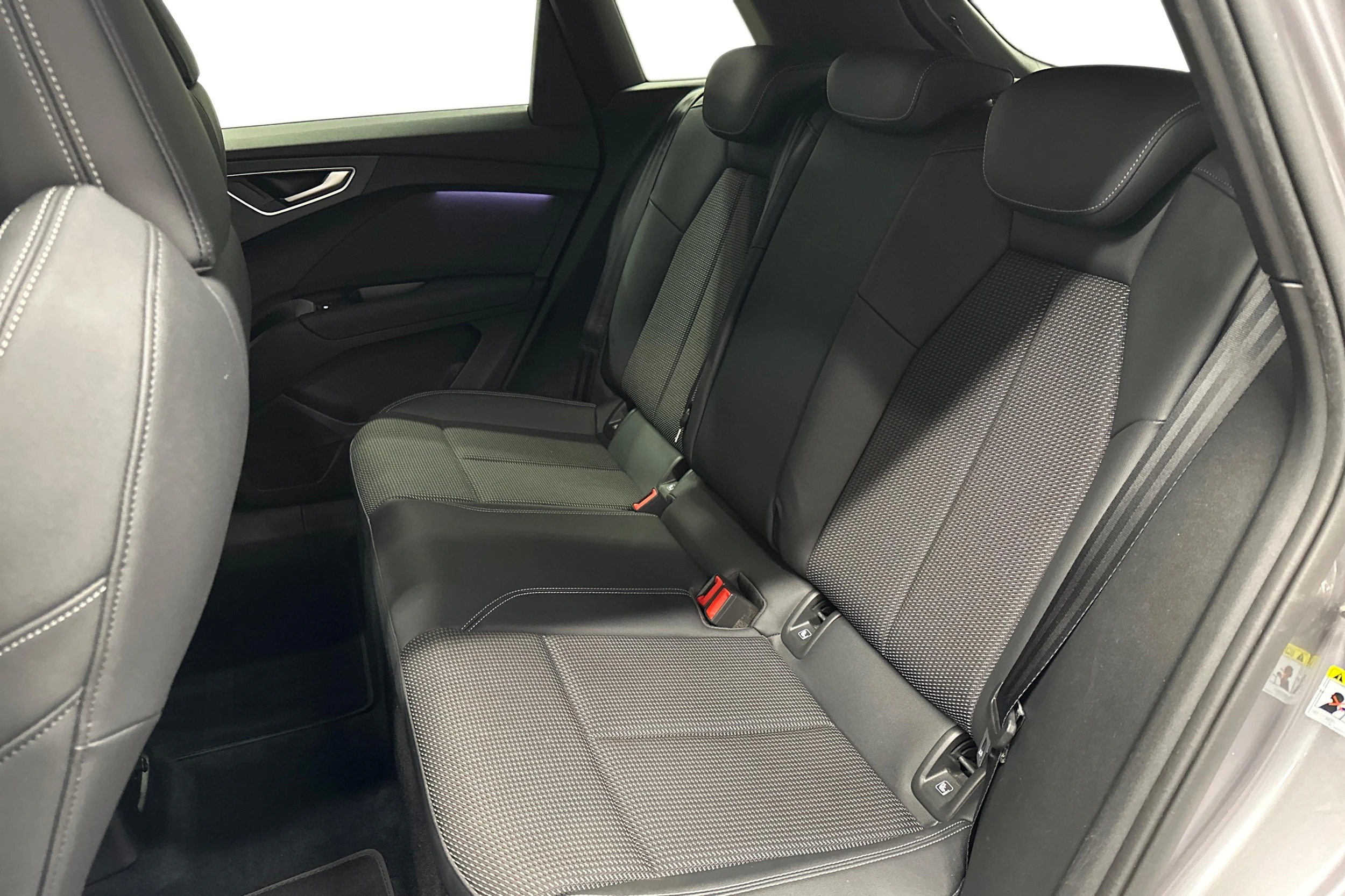 harmaa Audi Q4 e-tron 2023 kuva 11.