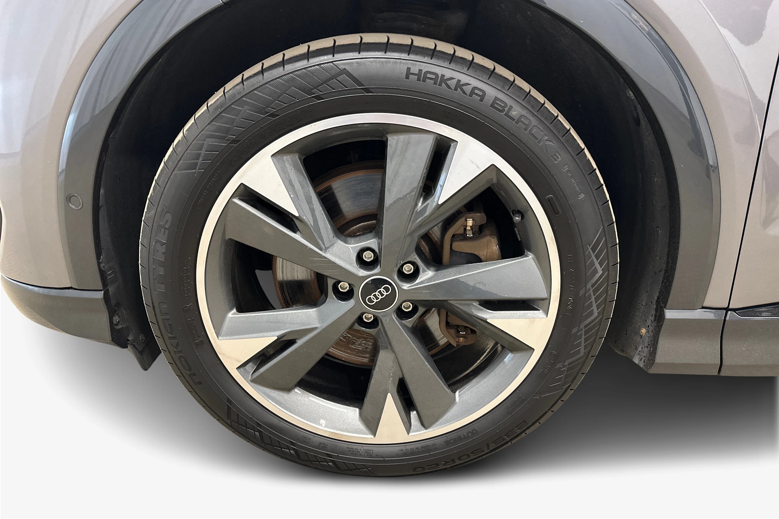 harmaa Audi Q4 e-tron 2023 kuva 12.