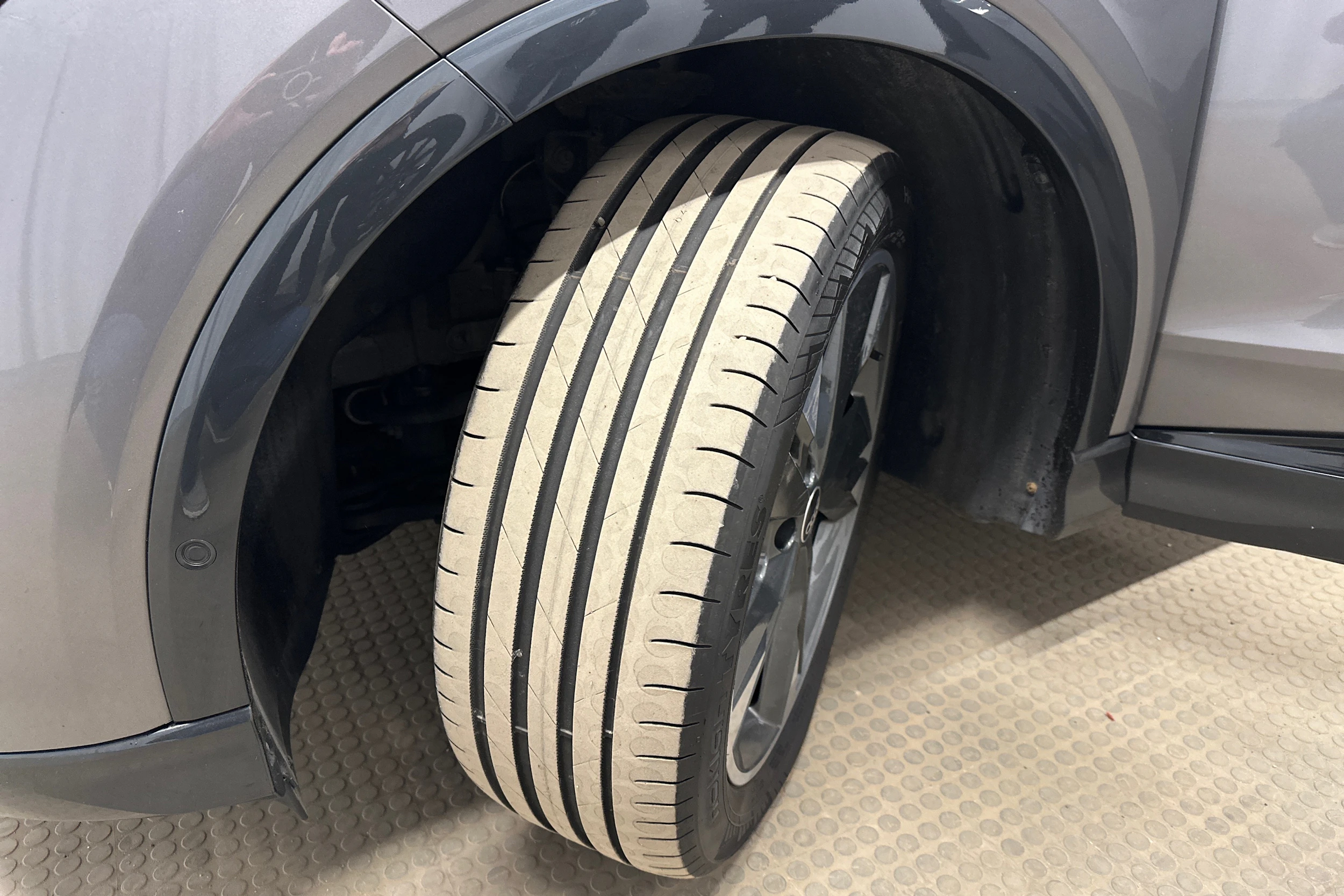 harmaa Audi Q4 e-tron 2023 kuva 13.