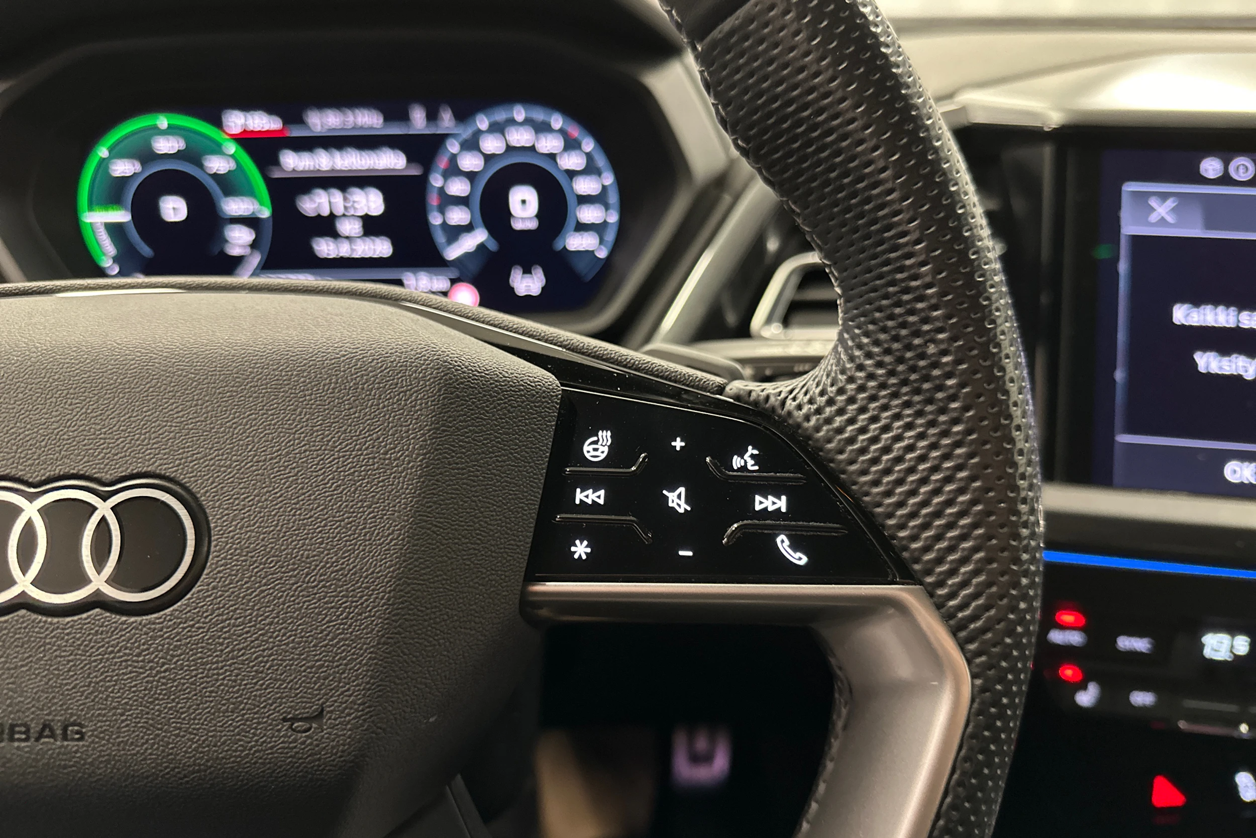 harmaa Audi Q4 e-tron 2023 kuva 17.