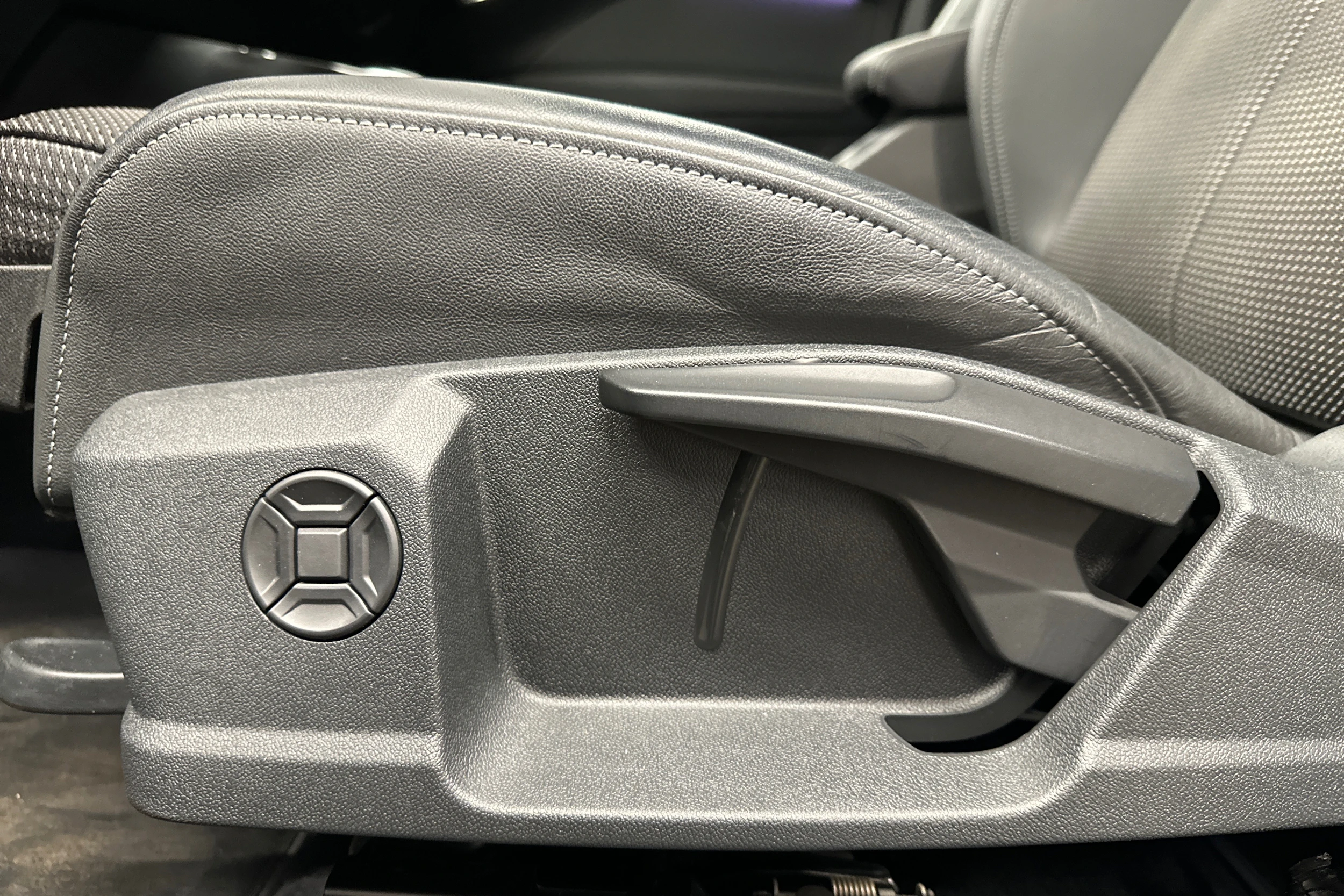 harmaa Audi Q4 e-tron 2023 kuva 27.