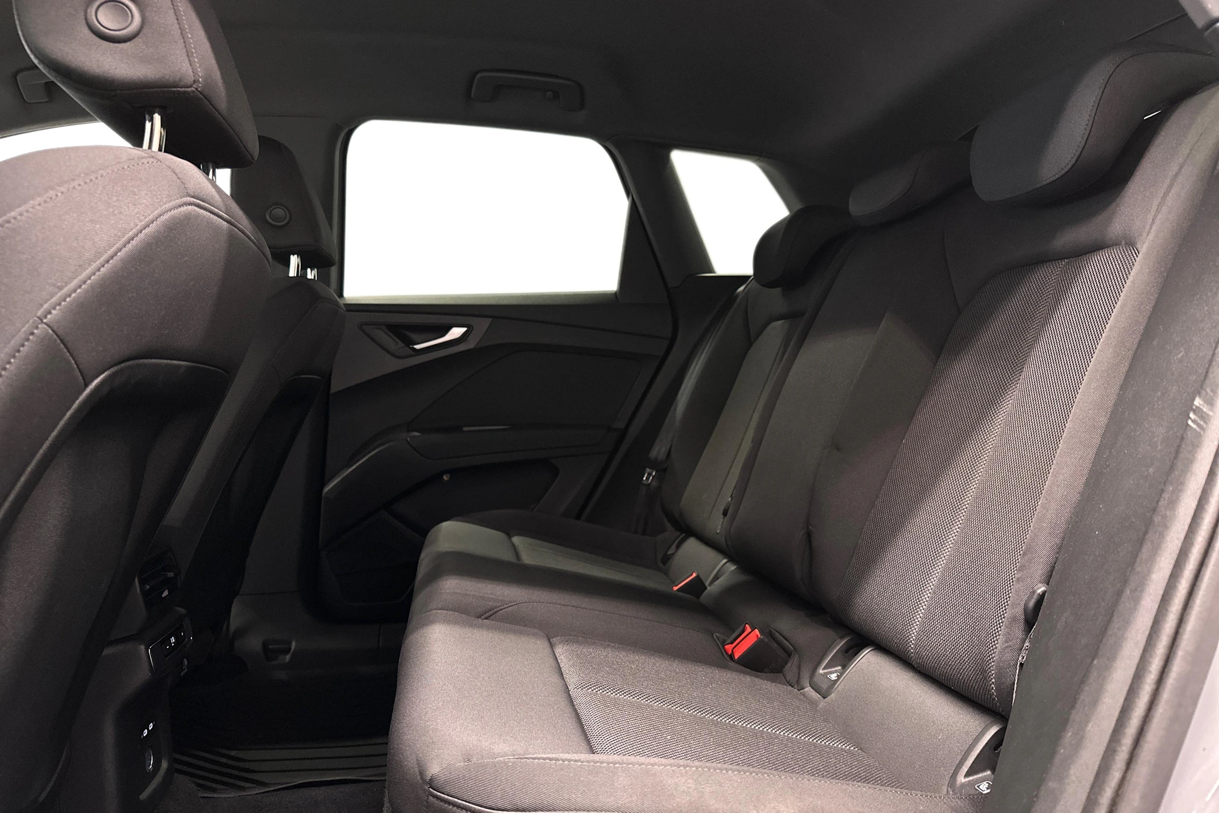 harmaa Audi Q4 e-tron 2023 kuva 11.