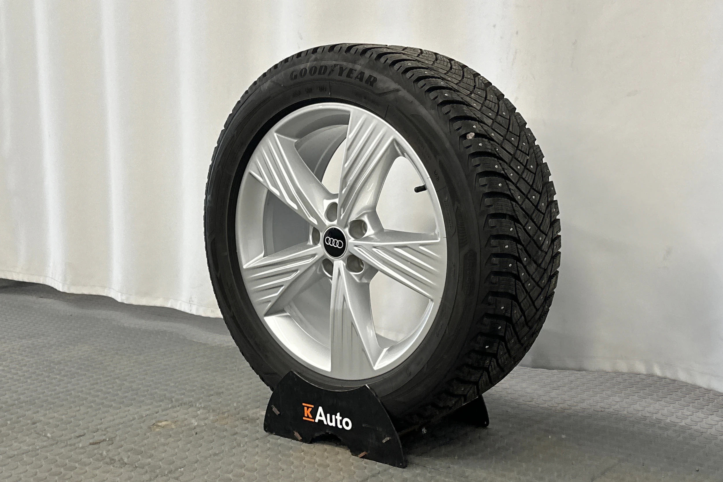 harmaa Audi Q4 e-tron 2023 kuva 13.