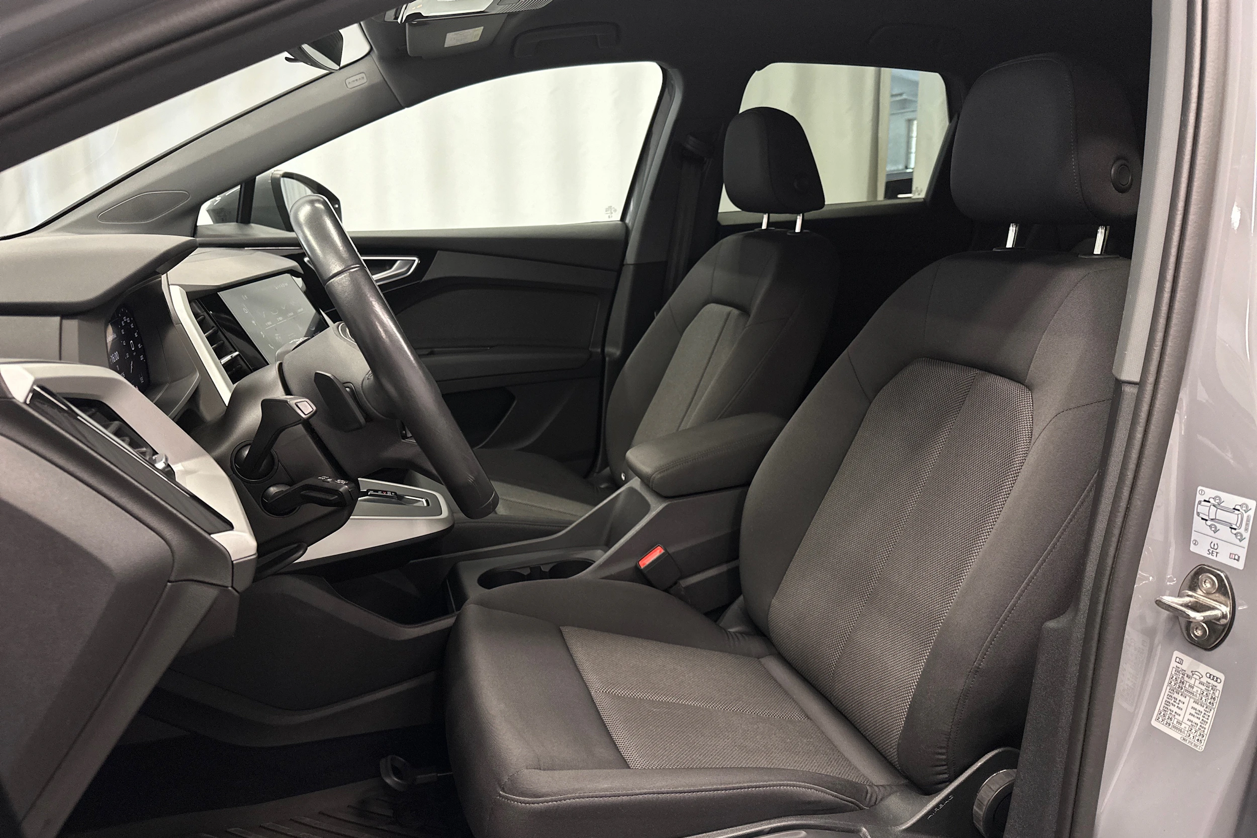 harmaa Audi Q4 e-tron 2023 kuva 19.