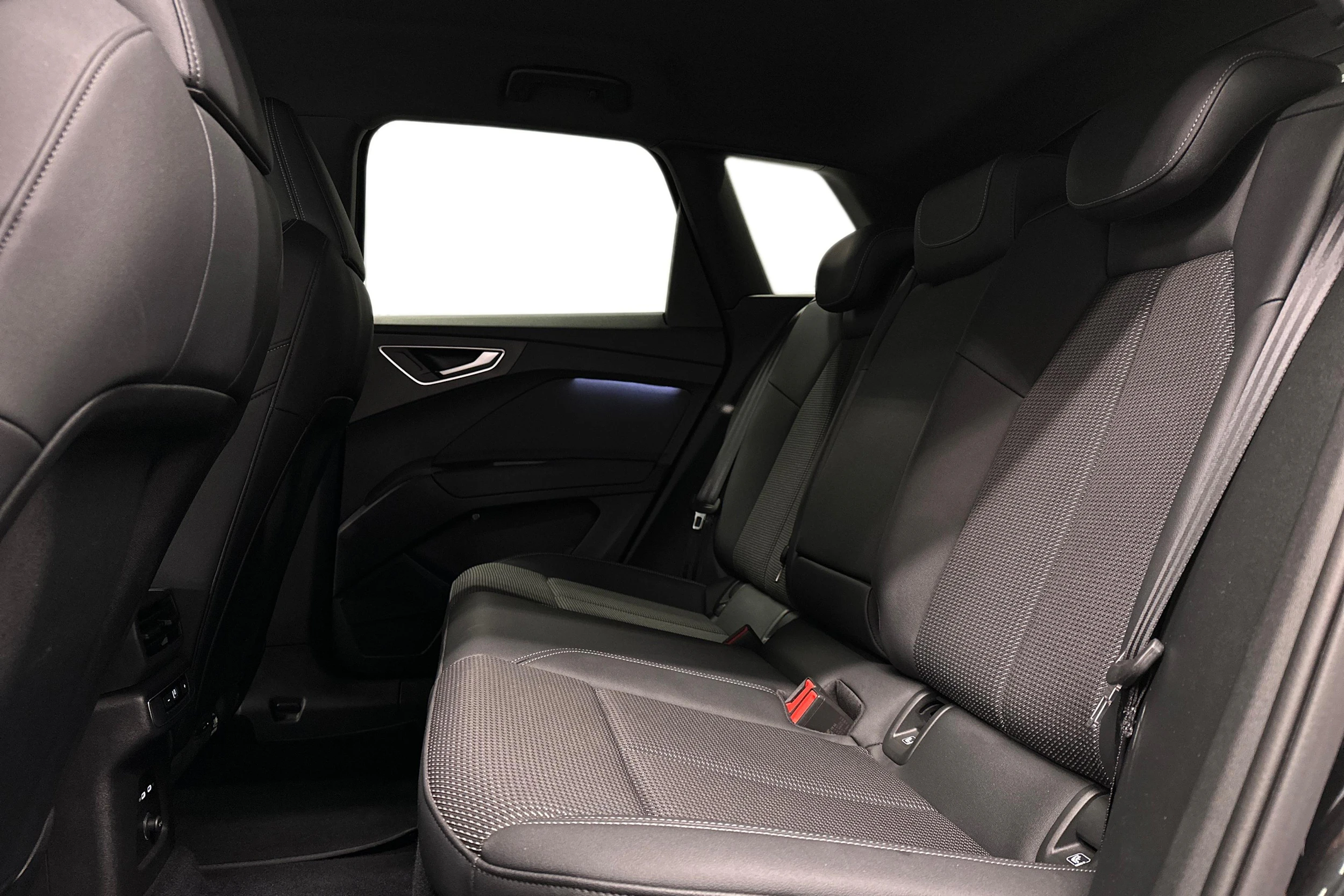 musta Audi Q4 e-tron 2023 kuva 8.