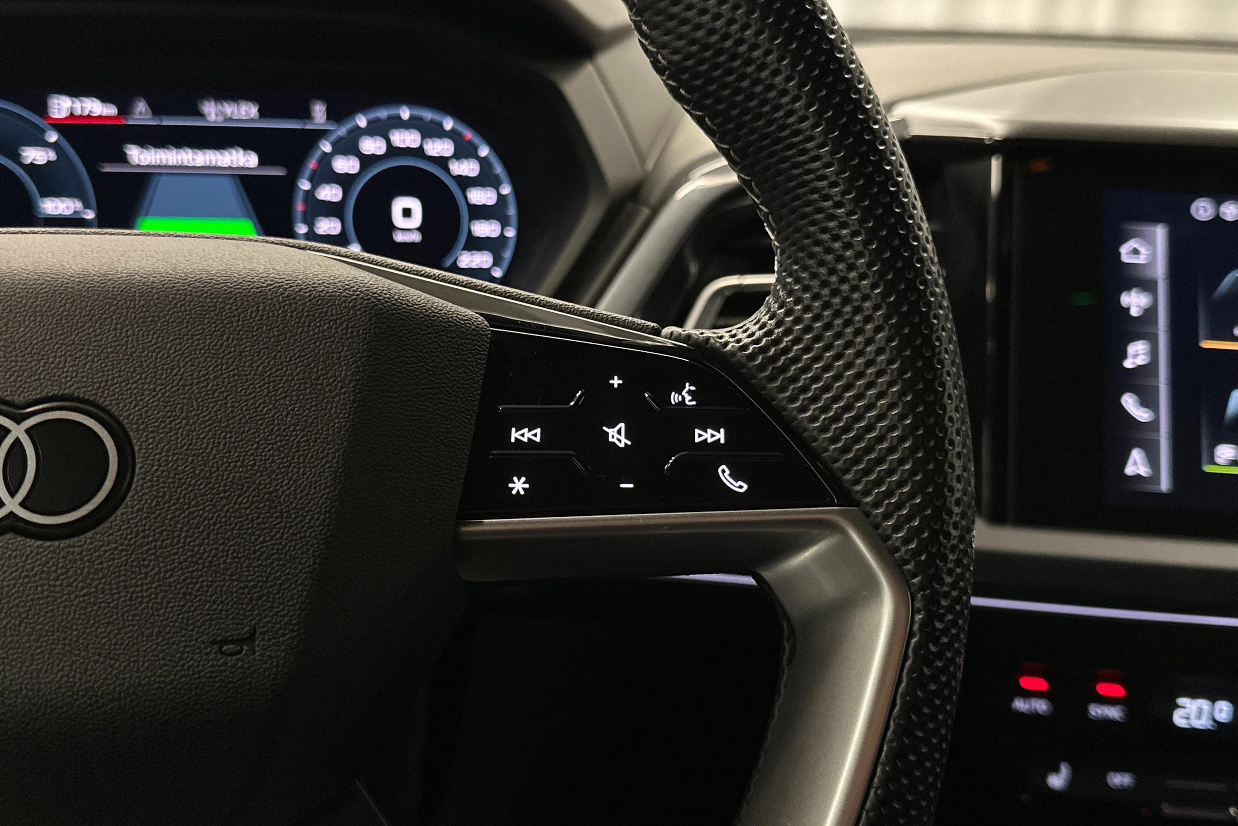 musta Audi Q4 e-tron 2023 kuva 12.