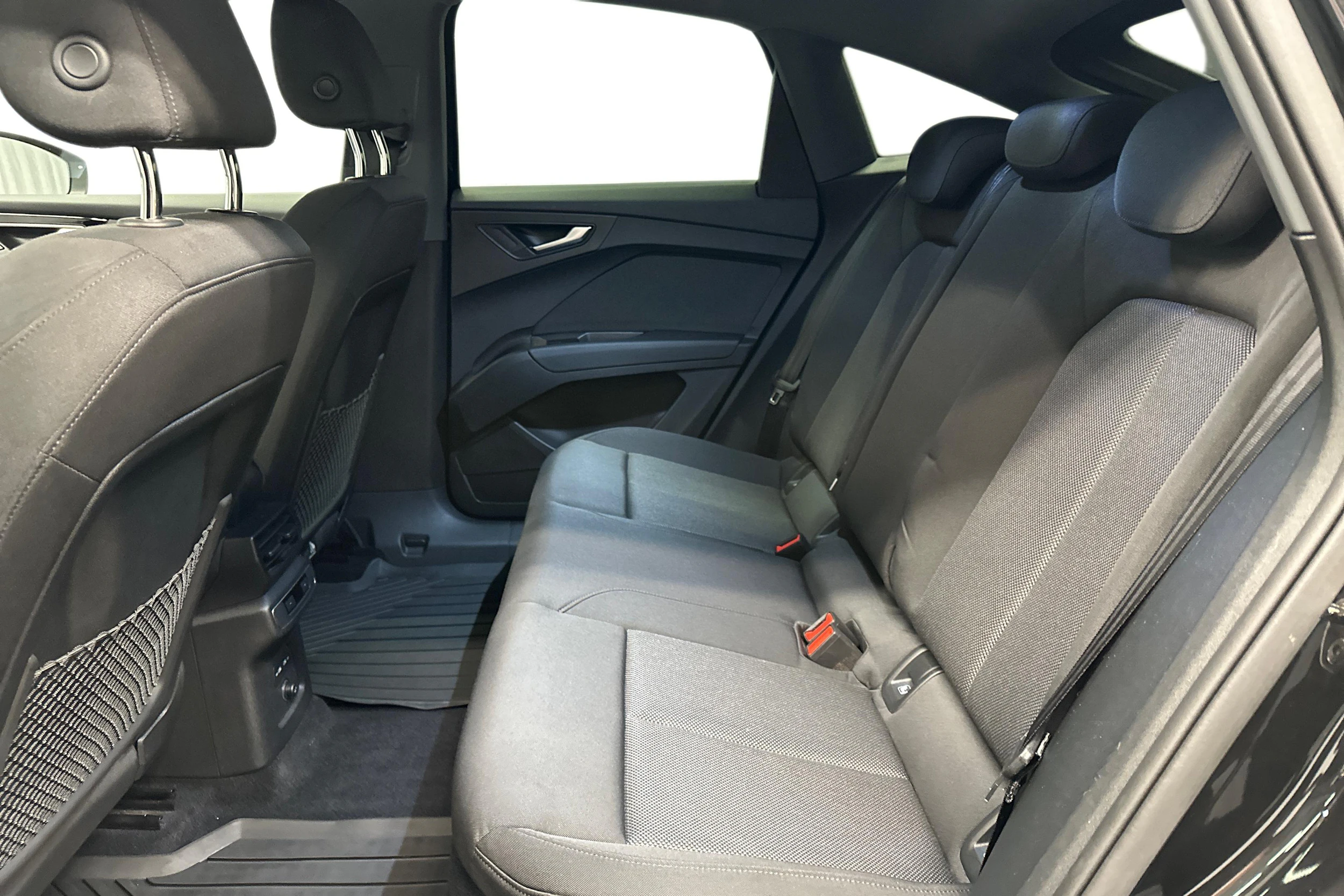 musta Audi Q4 e-tron 2023 kuva 8.