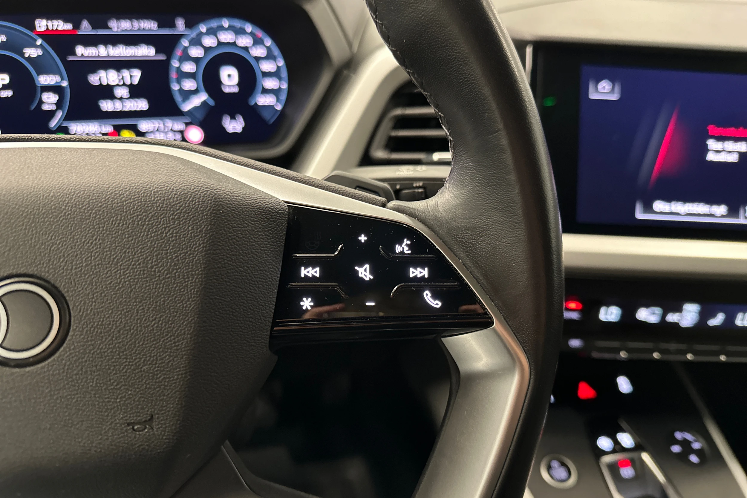 musta Audi Q4 e-tron 2023 kuva 12.
