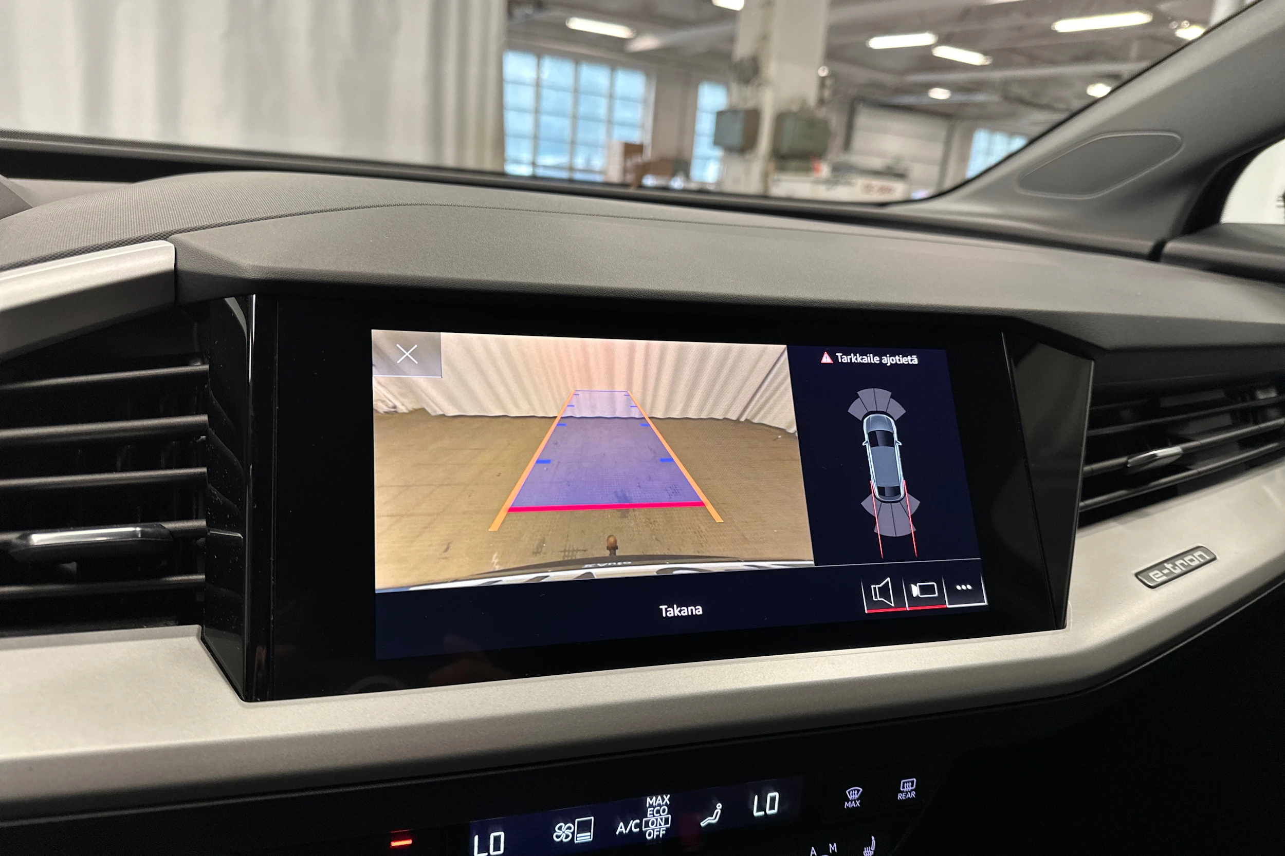 musta Audi Q4 e-tron 2023 kuva 14.