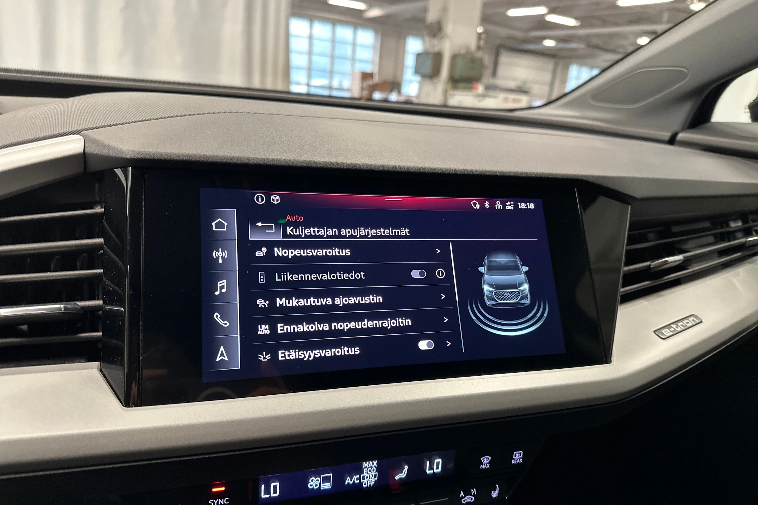 musta Audi Q4 e-tron 2023 kuva 18.