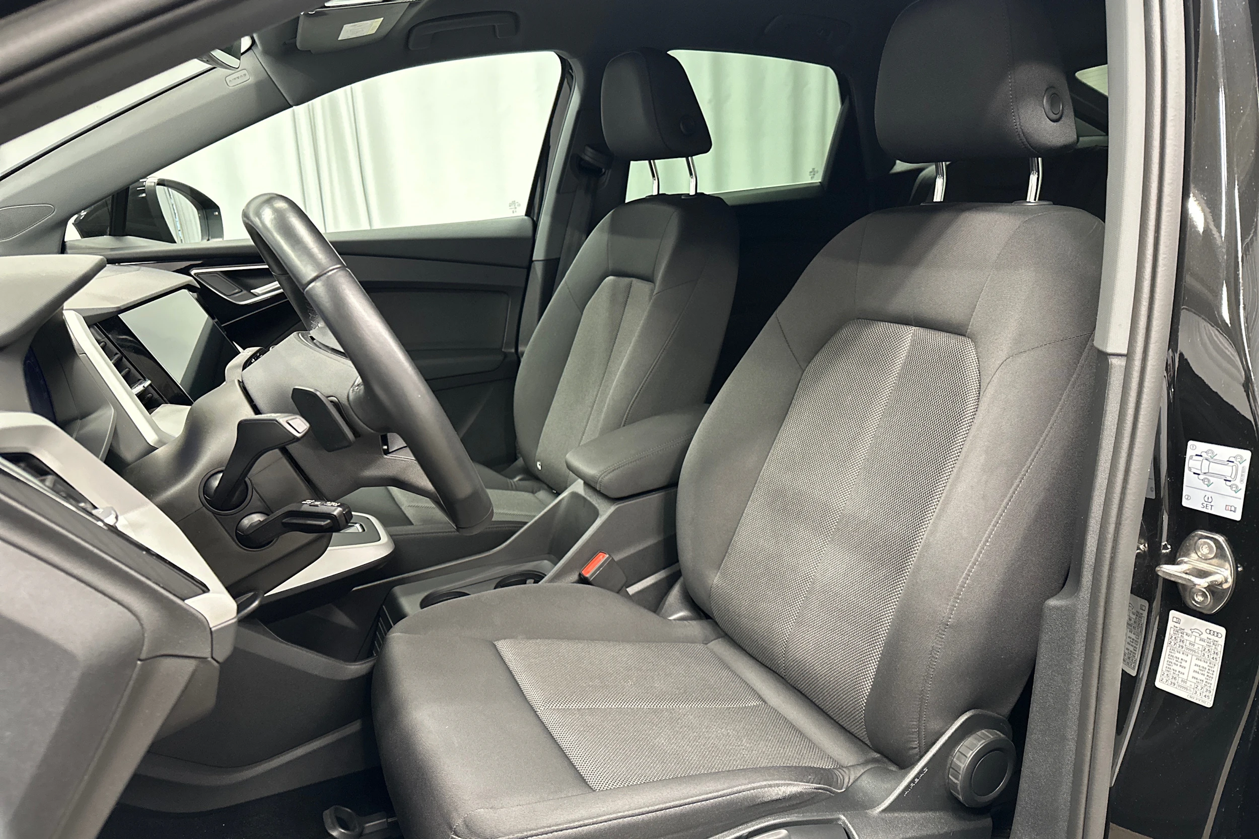 musta Audi Q4 e-tron 2023 kuva 21.