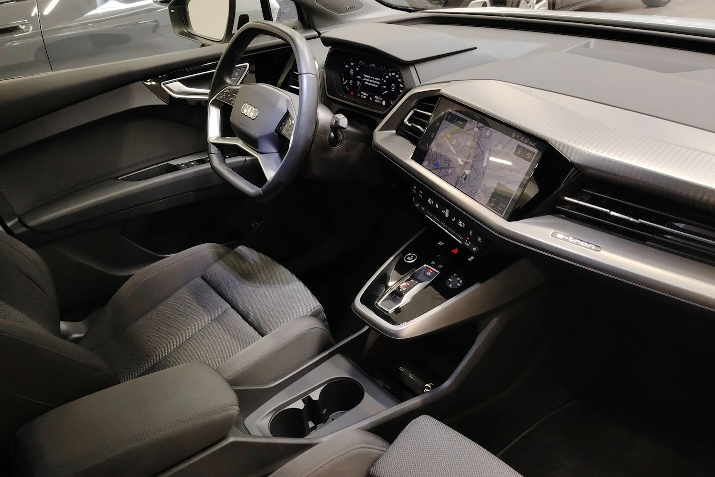 Valkoinen Audi Q4 e-tron 2023 kuva 11.