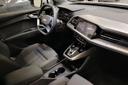 Valkoinen Audi Q4 e-tron 2023 kuva 11.