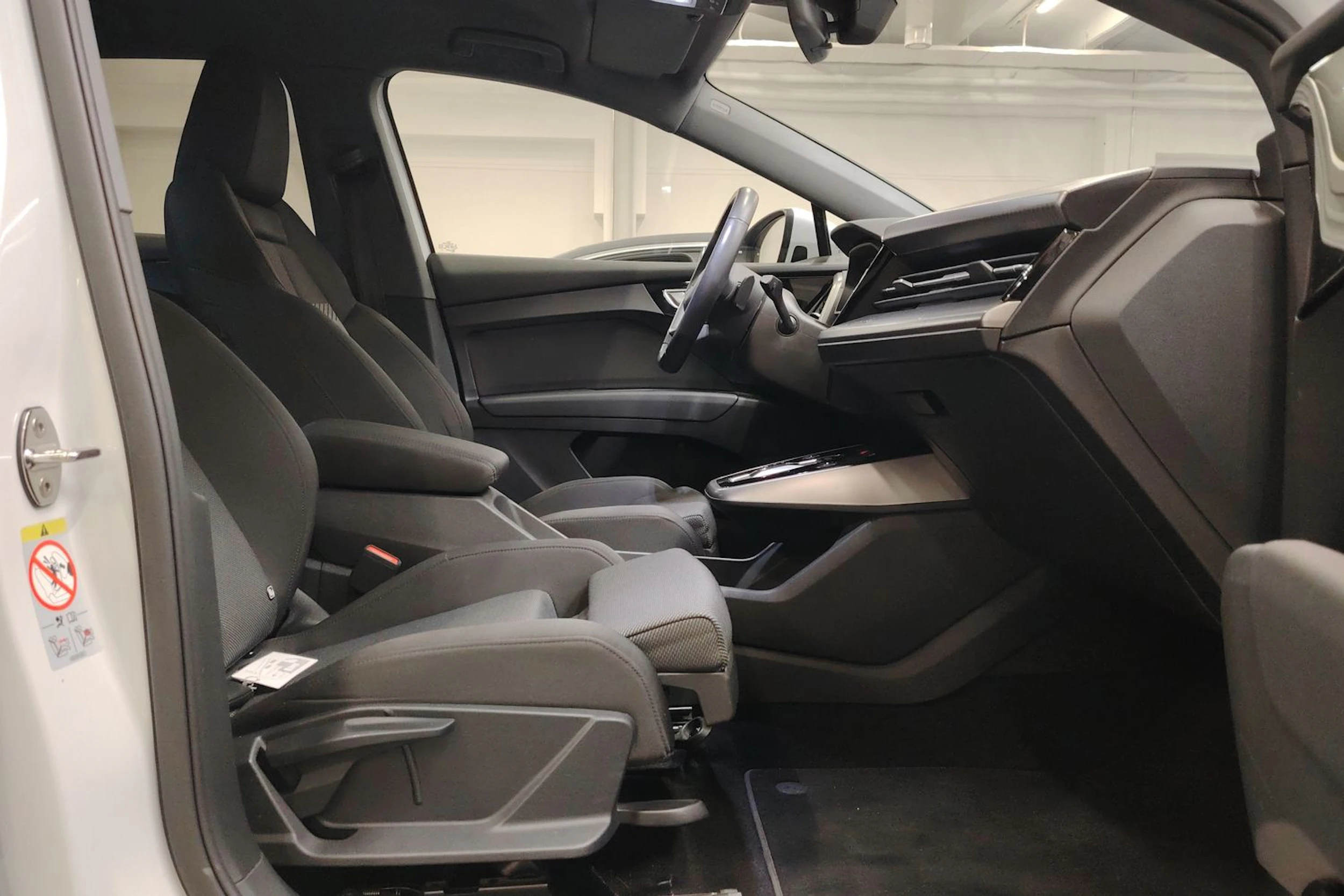 Valkoinen Audi Q4 e-tron 2023 kuva 12.