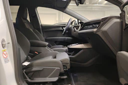 Valkoinen Audi Q4 e-tron 2023 kuva 12.