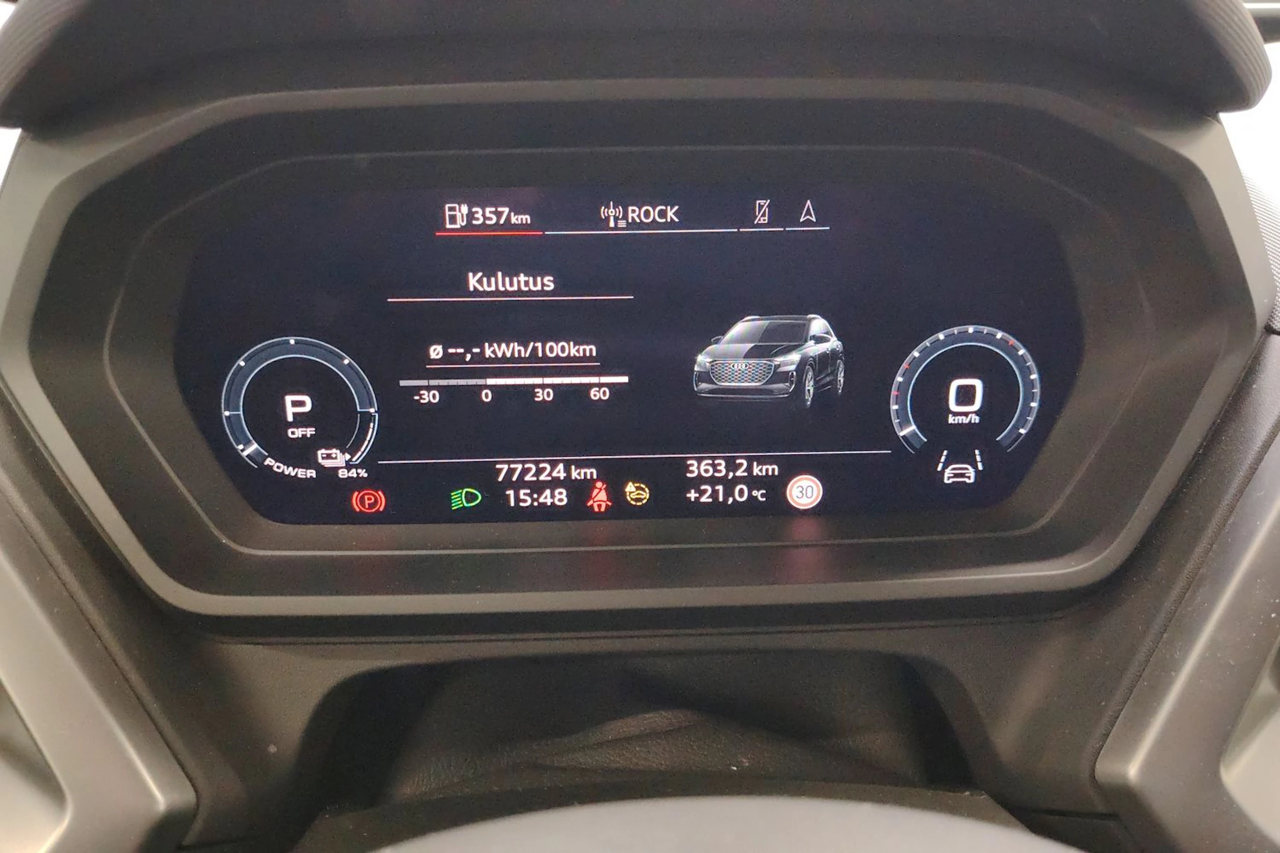Valkoinen Audi Q4 e-tron 2023 kuva 15.