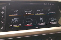 Valkoinen Audi Q4 e-tron 2023 kuva 18.
