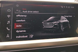 Valkoinen Audi Q4 e-tron 2023 kuva 21.