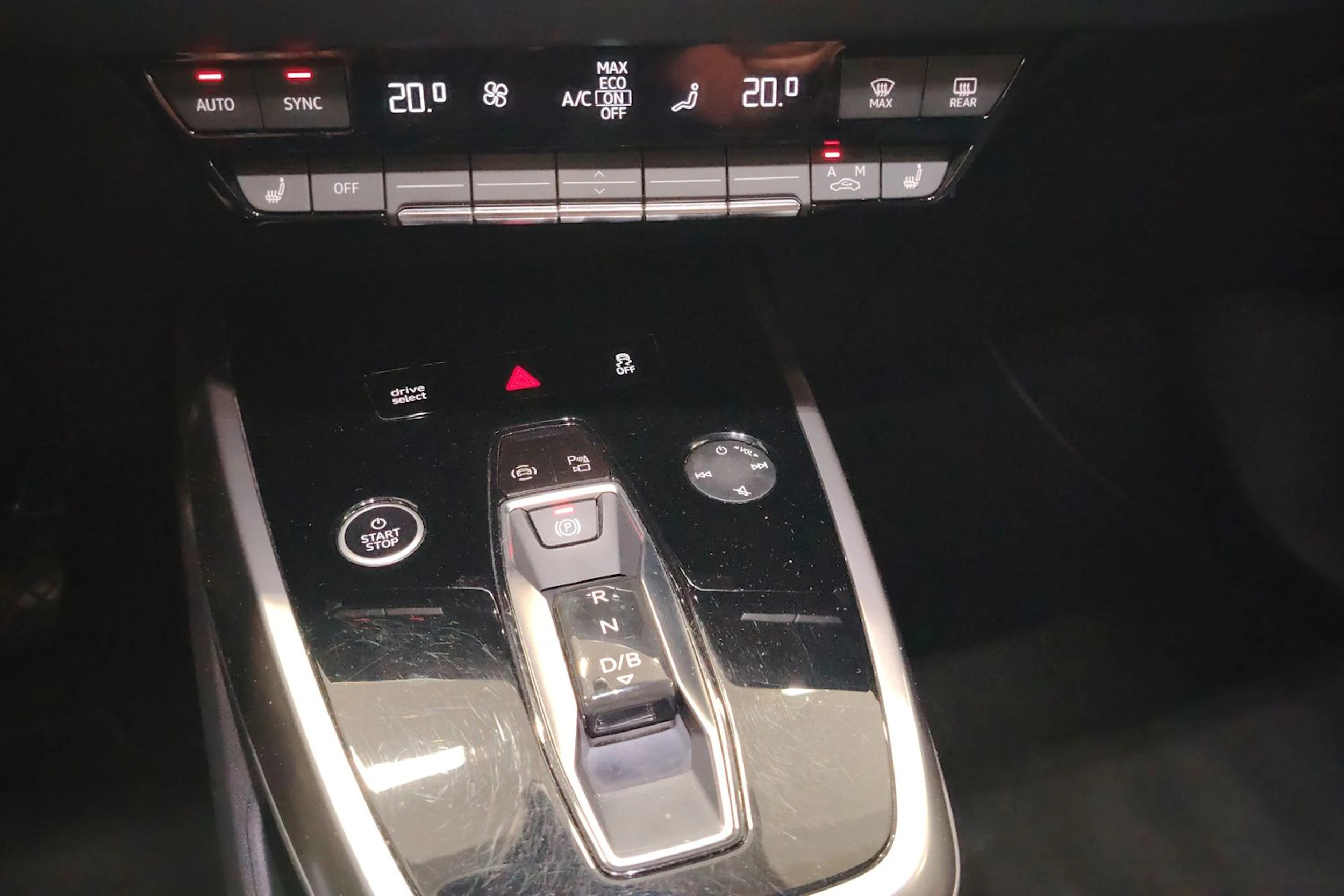 Valkoinen Audi Q4 e-tron 2023 kuva 22.