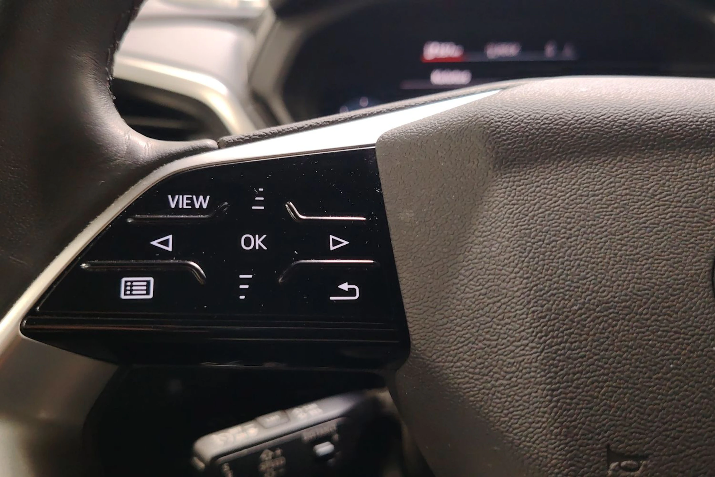 Valkoinen Audi Q4 e-tron 2023 kuva 24.