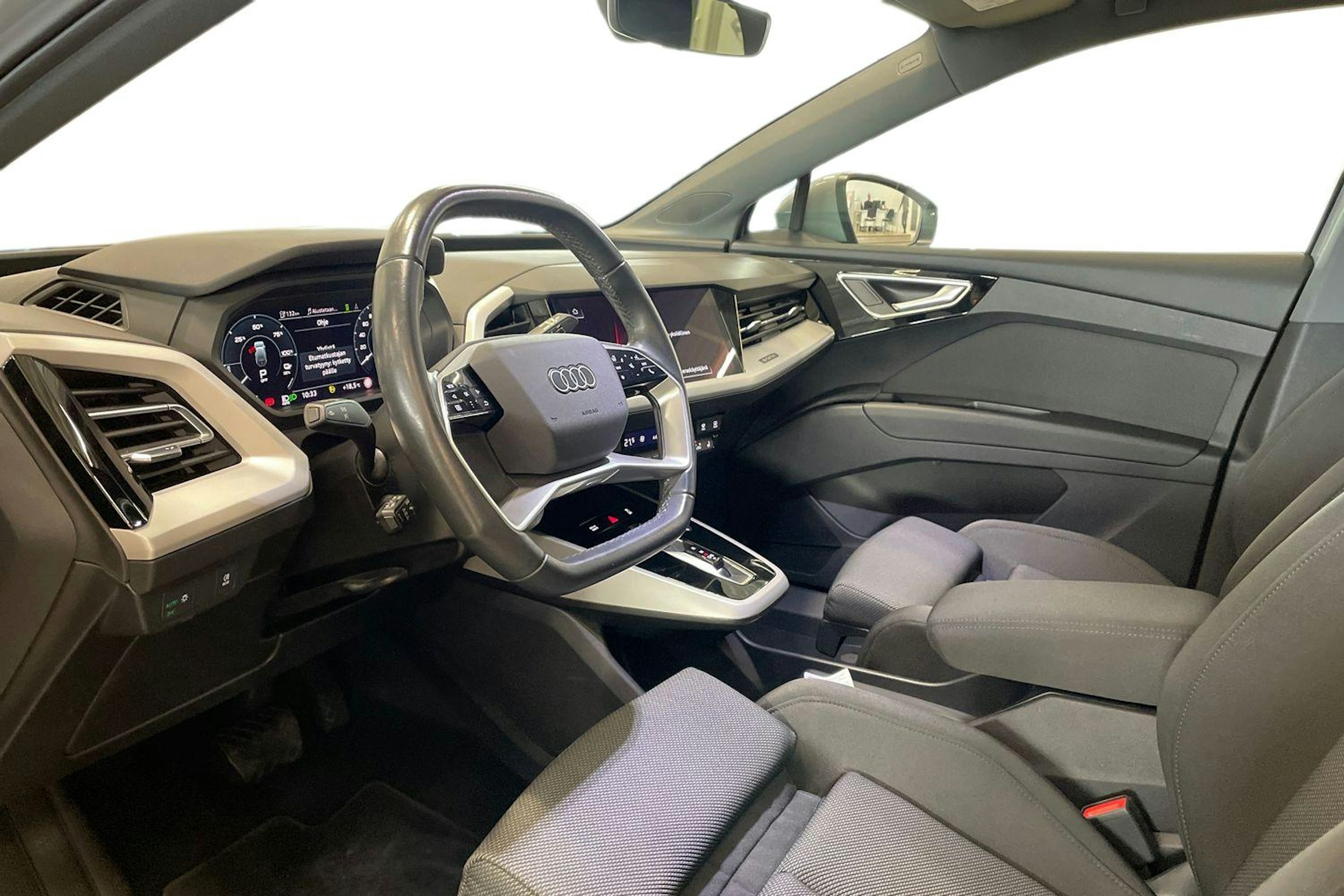 harmaa Audi Q4 e-tron 2023 kuva 7.