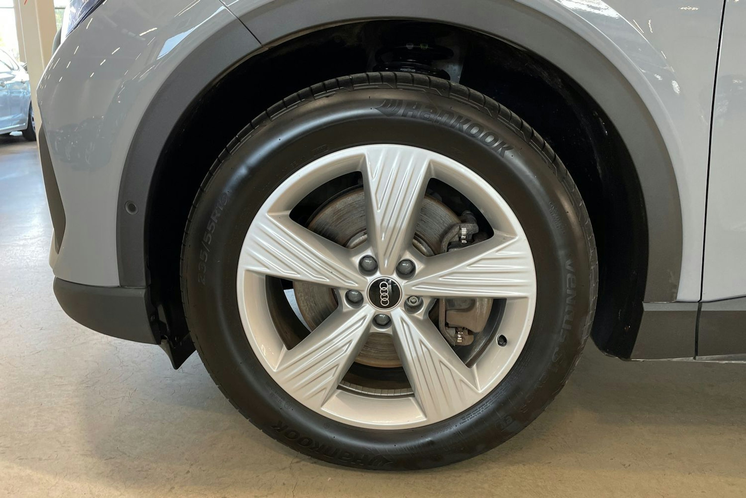 harmaa Audi Q4 e-tron 2023 kuva 11.