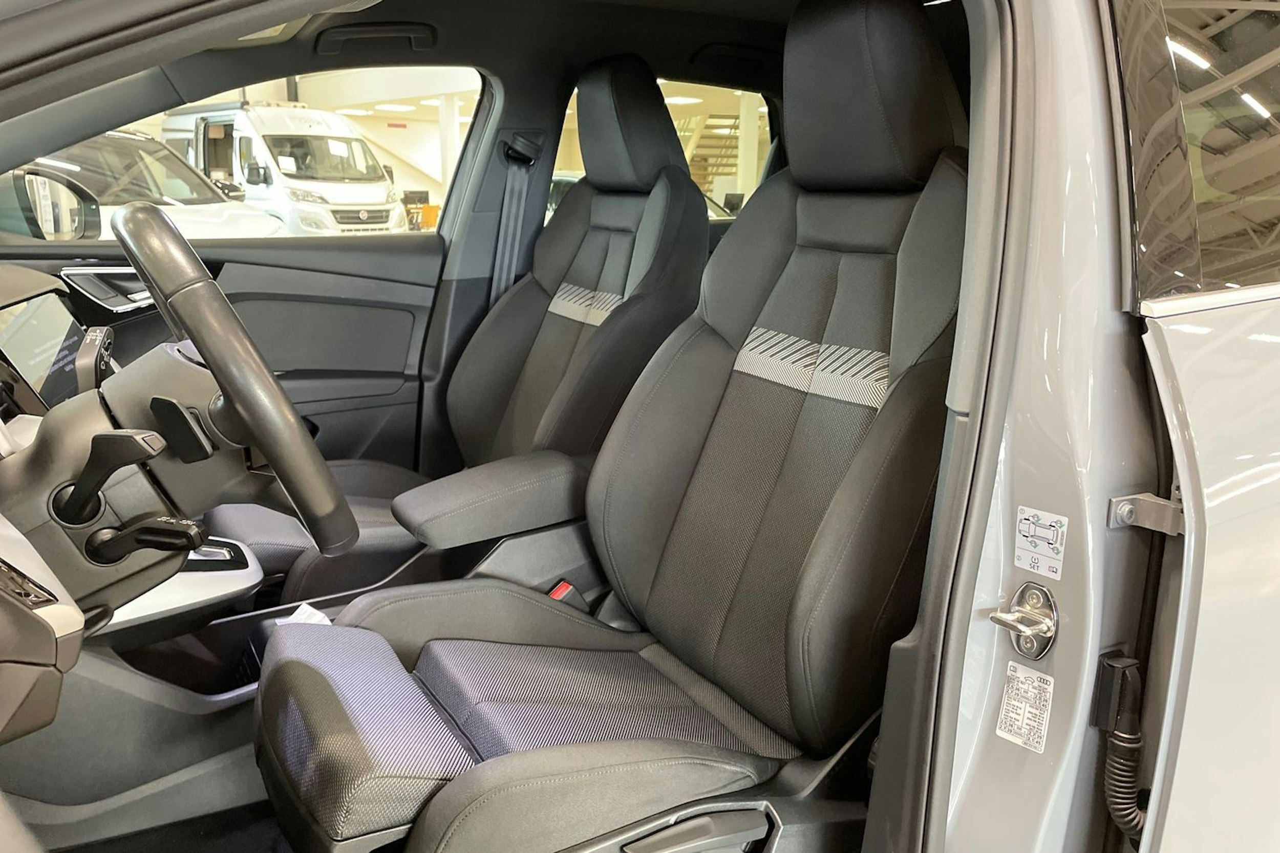 harmaa Audi Q4 e-tron 2023 kuva 14.