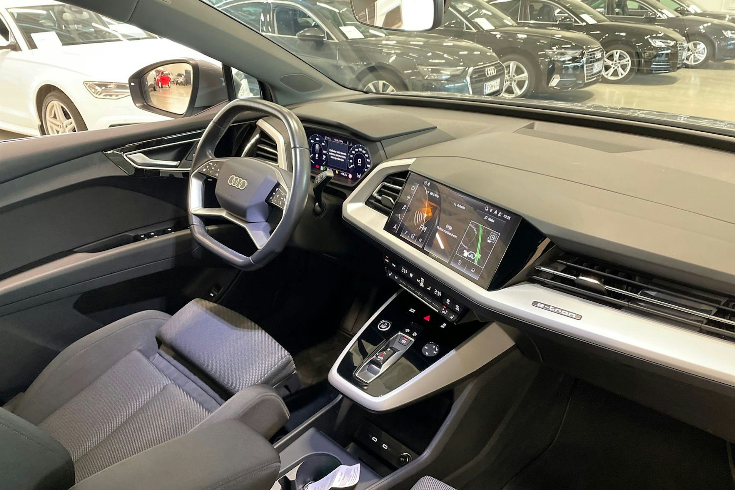 harmaa Audi Q4 e-tron 2023 kuva 15.
