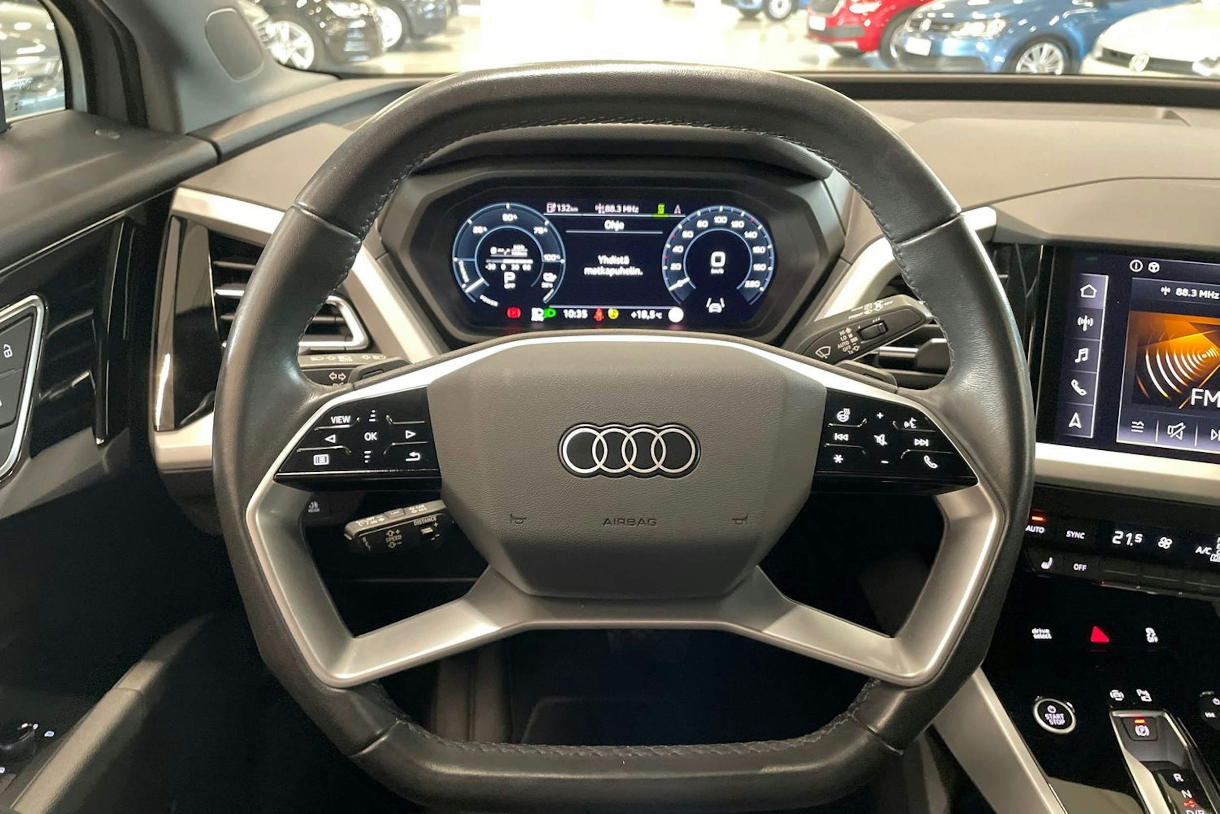harmaa Audi Q4 e-tron 2023 kuva 16.