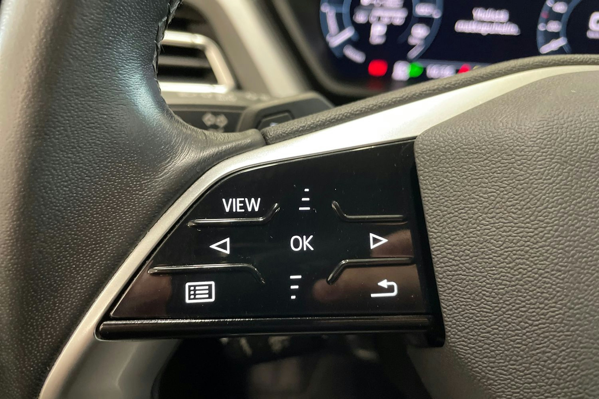 harmaa Audi Q4 e-tron 2023 kuva 18.