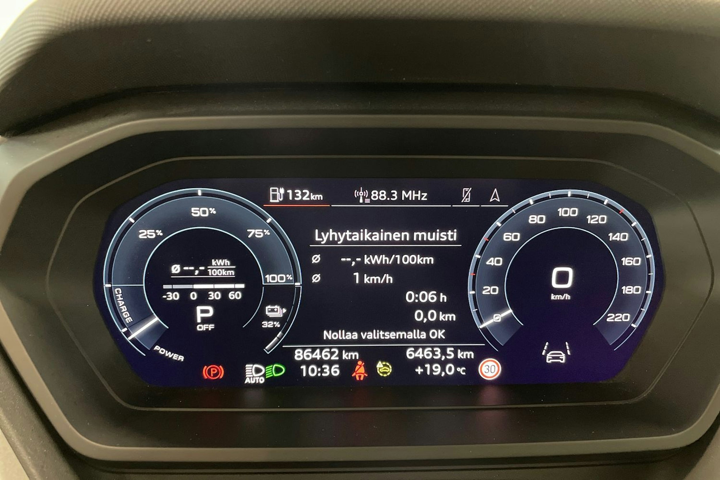 harmaa Audi Q4 e-tron 2023 kuva 21.
